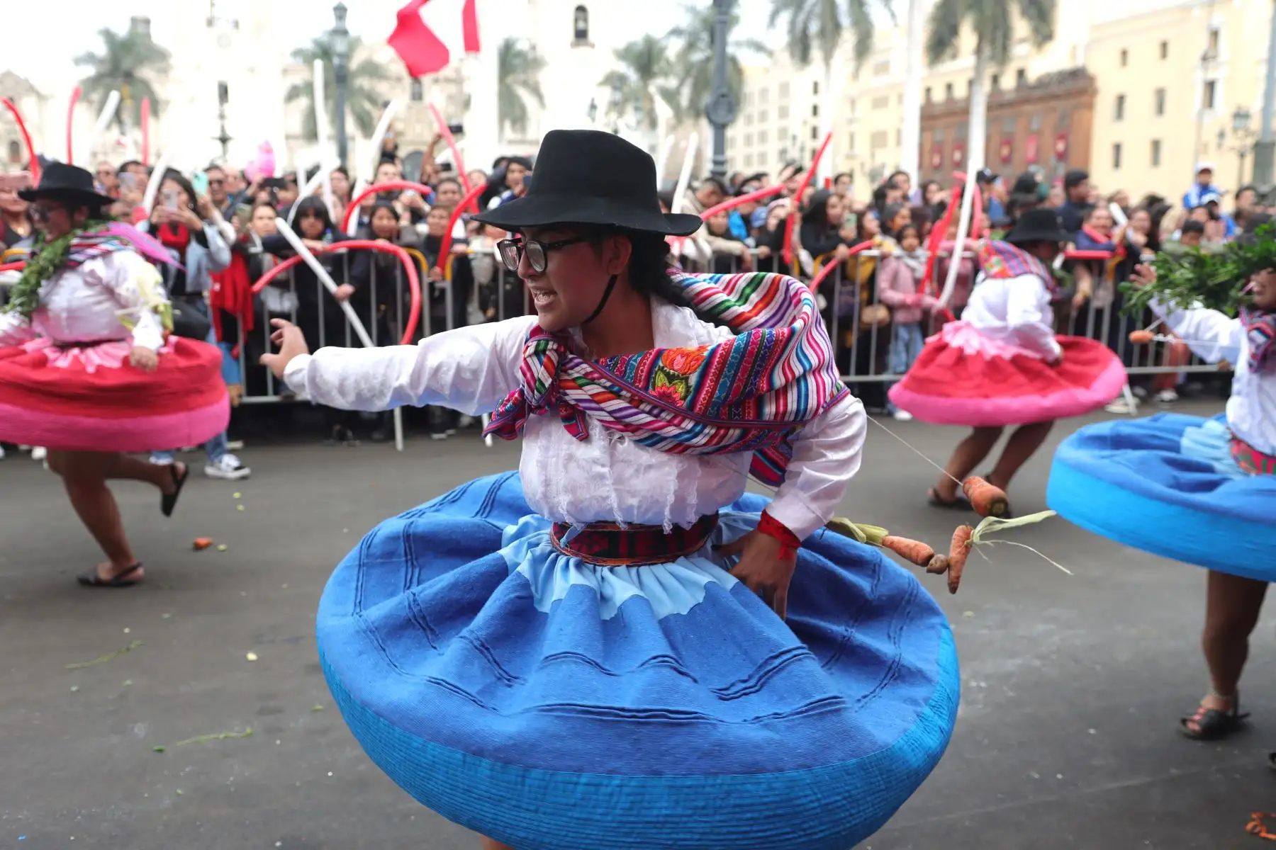 Lima se prepara para recibir el aniversario patrio; pasacalles, comparsas, venta de postres y potajes tradicionales. 
Pasean la bandera nacional que tiene más de 80 metros, en la Plaza  Mayor de Lima.
Foto: ANDINA / Lino Chipana.