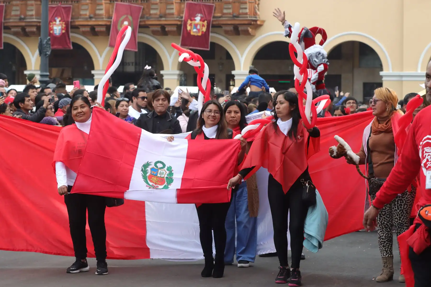 Lima se prepara para recibir el aniversario patrio; pasacalles, comparsas, venta de postres y potajes tradicionales. 
Pasean la bandera nacional que tiene más de 80 metros, en la Plaza  Mayor de Lima.
Foto: ANDINA / Lino Chipana.