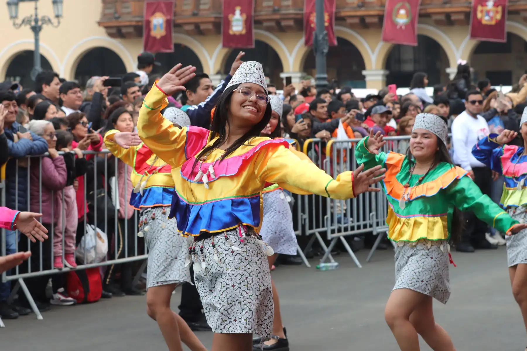 Lima se prepara para recibir el aniversario patrio; pasacalles, comparsas, venta de postres y potajes tradicionales. 
Pasean la bandera nacional que tiene más de 80 metros, en la Plaza  Mayor de Lima.
Foto: ANDINA / Lino Chipana.