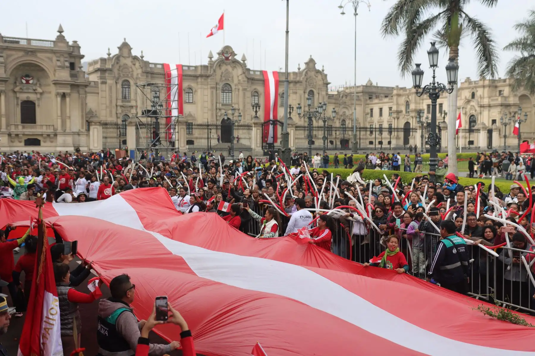 Lima se prepara para recibir el aniversario patrio; pasacalles, comparsas, venta de postres y potajes tradicionales. 
Pasean la bandera nacional que tiene más de 80 metros, en la Plaza  Mayor de Lima.
Foto: ANDINA / Lino Chipana.