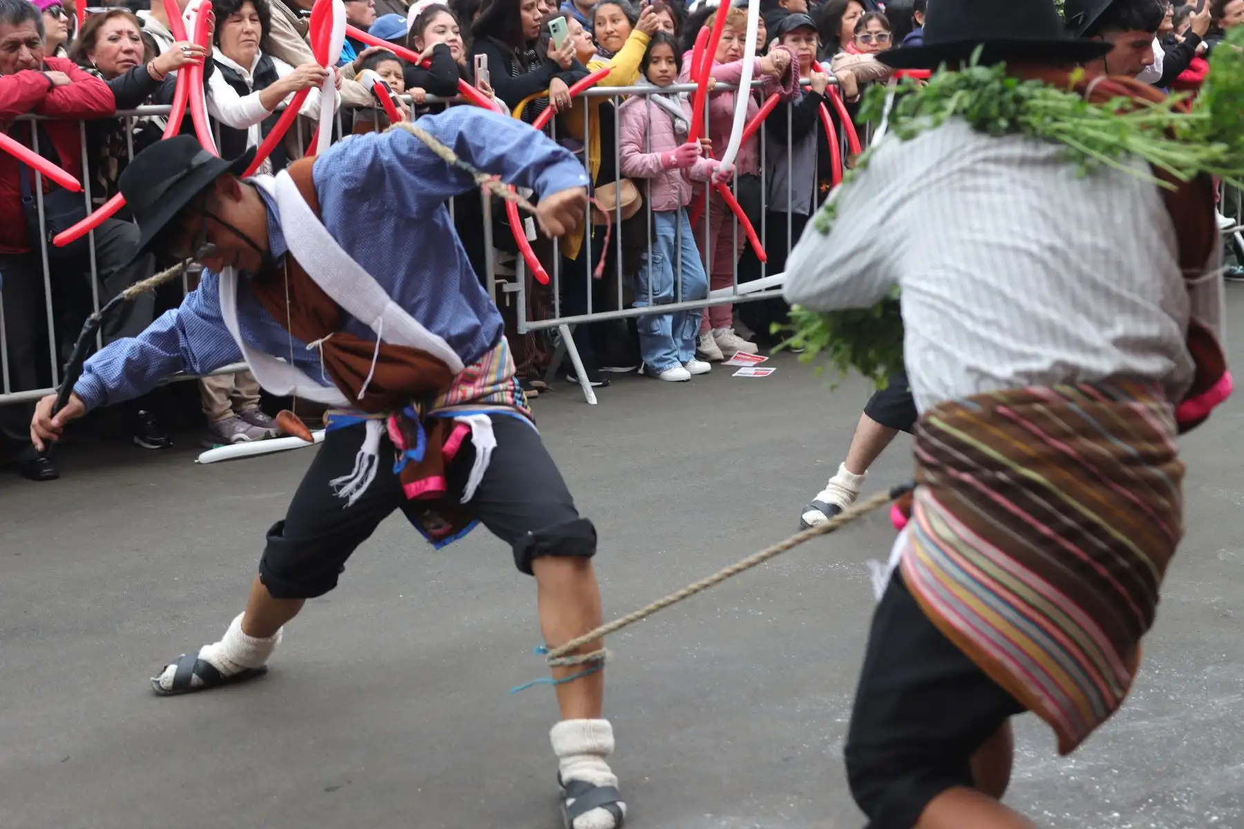 Lima se prepara para recibir el aniversario patrio; pasacalles, comparsas, venta de postres y potajes tradicionales. 
Pasean la bandera nacional que tiene más de 80 metros, en la Plaza  Mayor de Lima.
Foto: ANDINA / Lino Chipana.