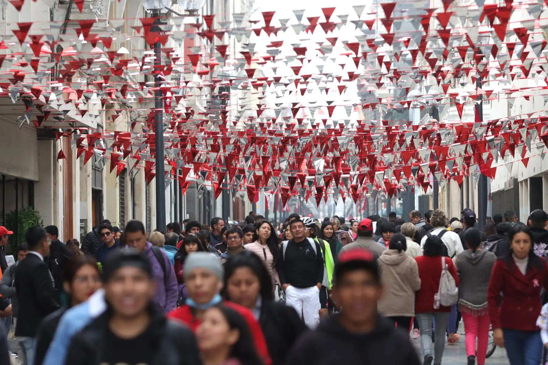 Lima se prepara para recibir el aniversario patrio; pasacalles, comparsas, venta de postres y potajes tradicionales. 
Pasean la bandera nacional que tiene más de 80 metros, en la Plaza  Mayor de Lima.
Foto: ANDINA / Lino Chipana.