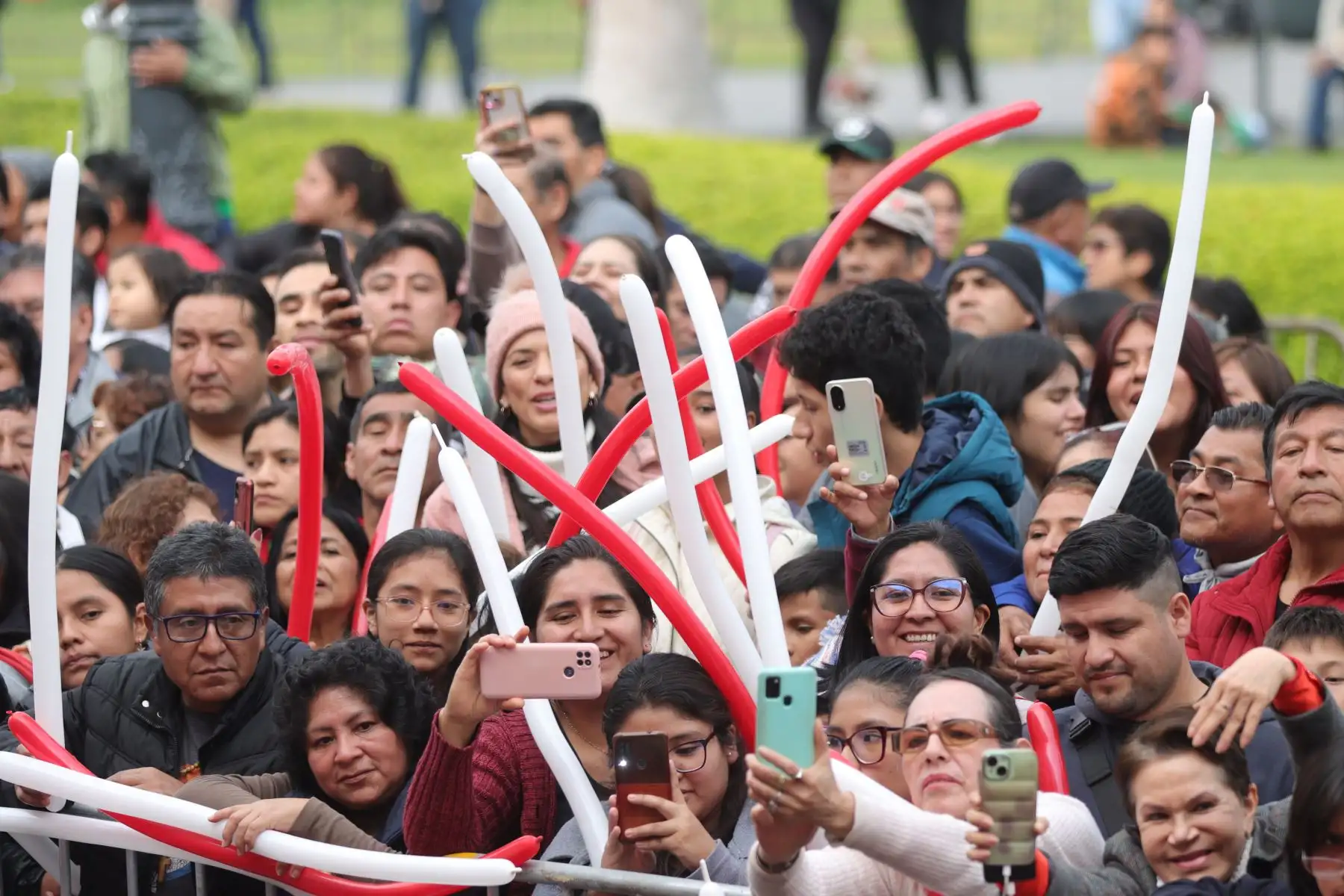 Lima se prepara para recibir el aniversario patrio; pasacalles, comparsas, venta de postres y potajes tradicionales. 
Pasean la bandera nacional que tiene más de 80 metros, en la Plaza  Mayor de Lima.
Foto: ANDINA / Lino Chipana.