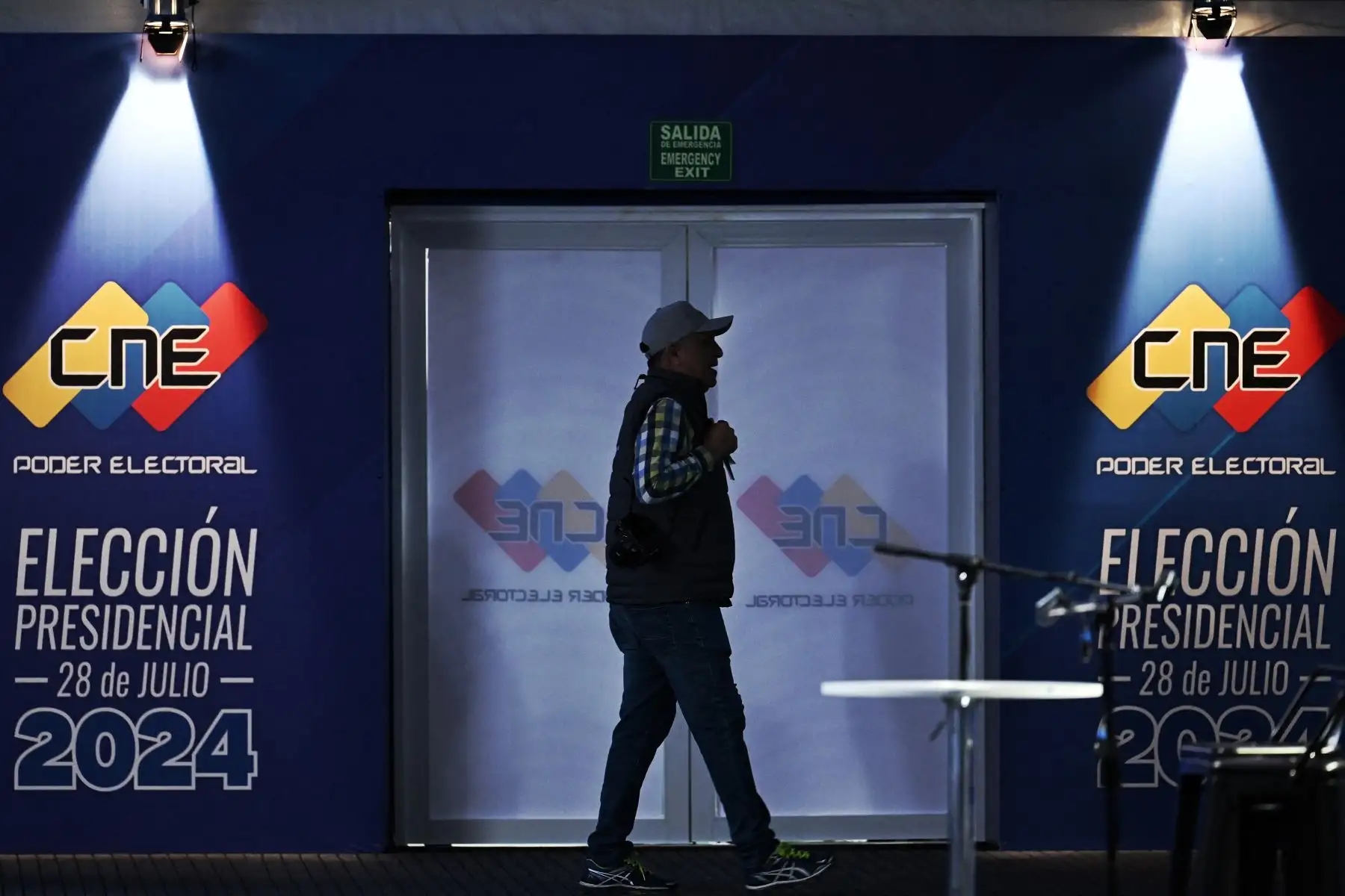 Un técnico de un canal de televisión aparece dentro del centro de medios del Consejo Nacional Electoral (CNE) en Caracas. Venezuela celebrará elecciones presidenciales el 28 de julio de 2024.
Foto: AFP