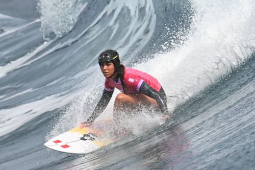 La peruana Sol Aguirre rema durante la segunda serie de la ronda 1 de surf femenino, durante los Juegos Olímpicos de París 2024, en Teahupo
