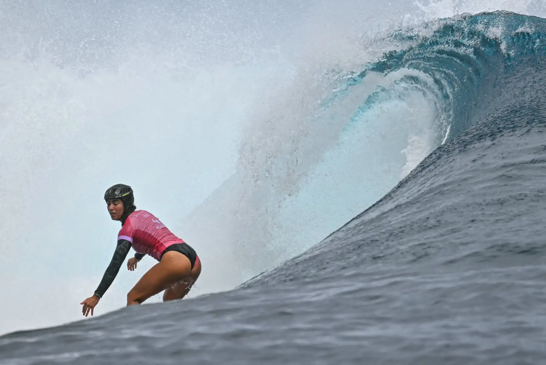 La peruana Sol Aguirre rema durante la segunda serie de la ronda 1 de surf femenino, durante los Juegos Olímpicos de París 2024, en Teahupo
