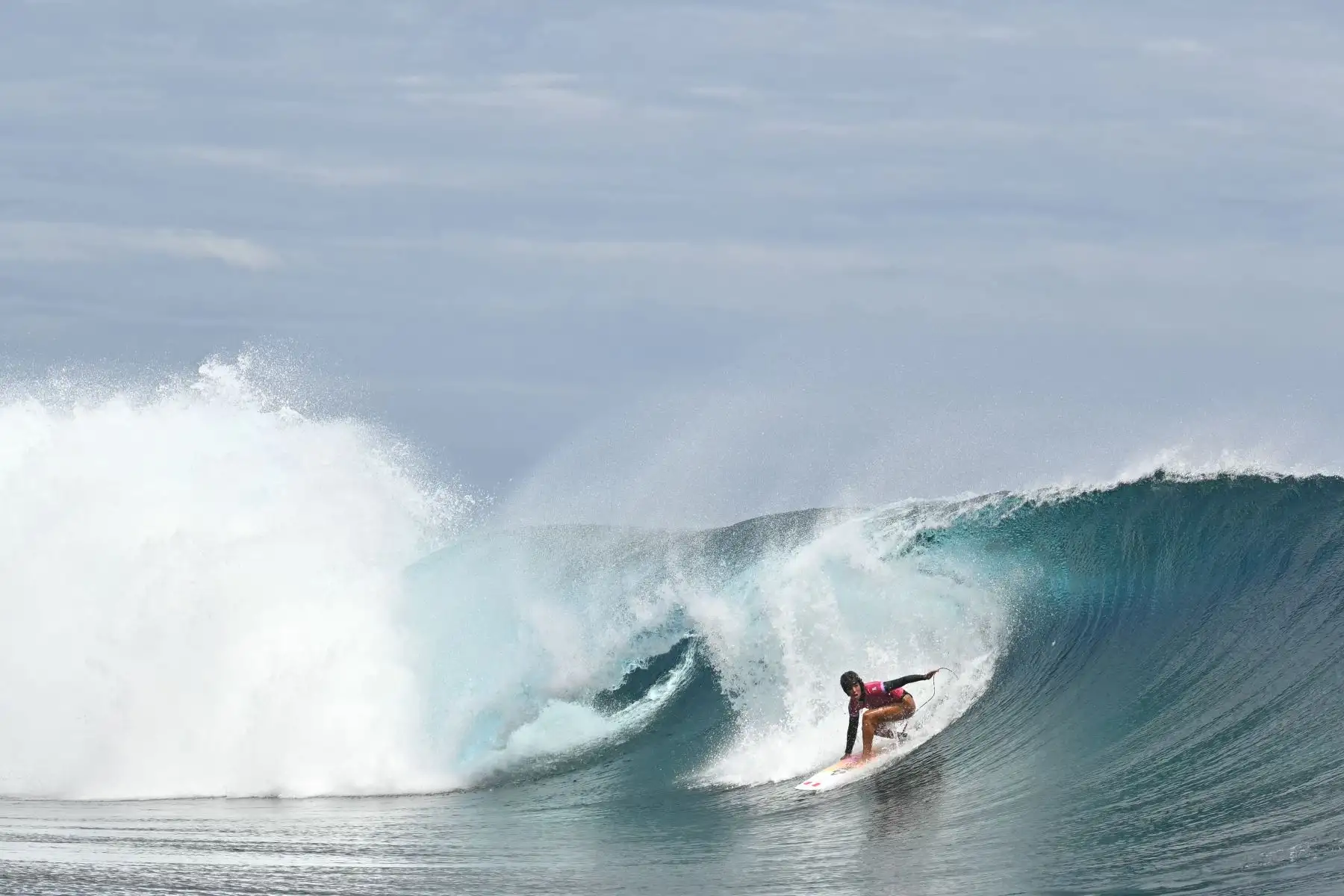 La peruana Sol Aguirre rema durante la segunda serie de la ronda 1 de surf femenino, durante los Juegos Olímpicos de París 2024, en Teahupo