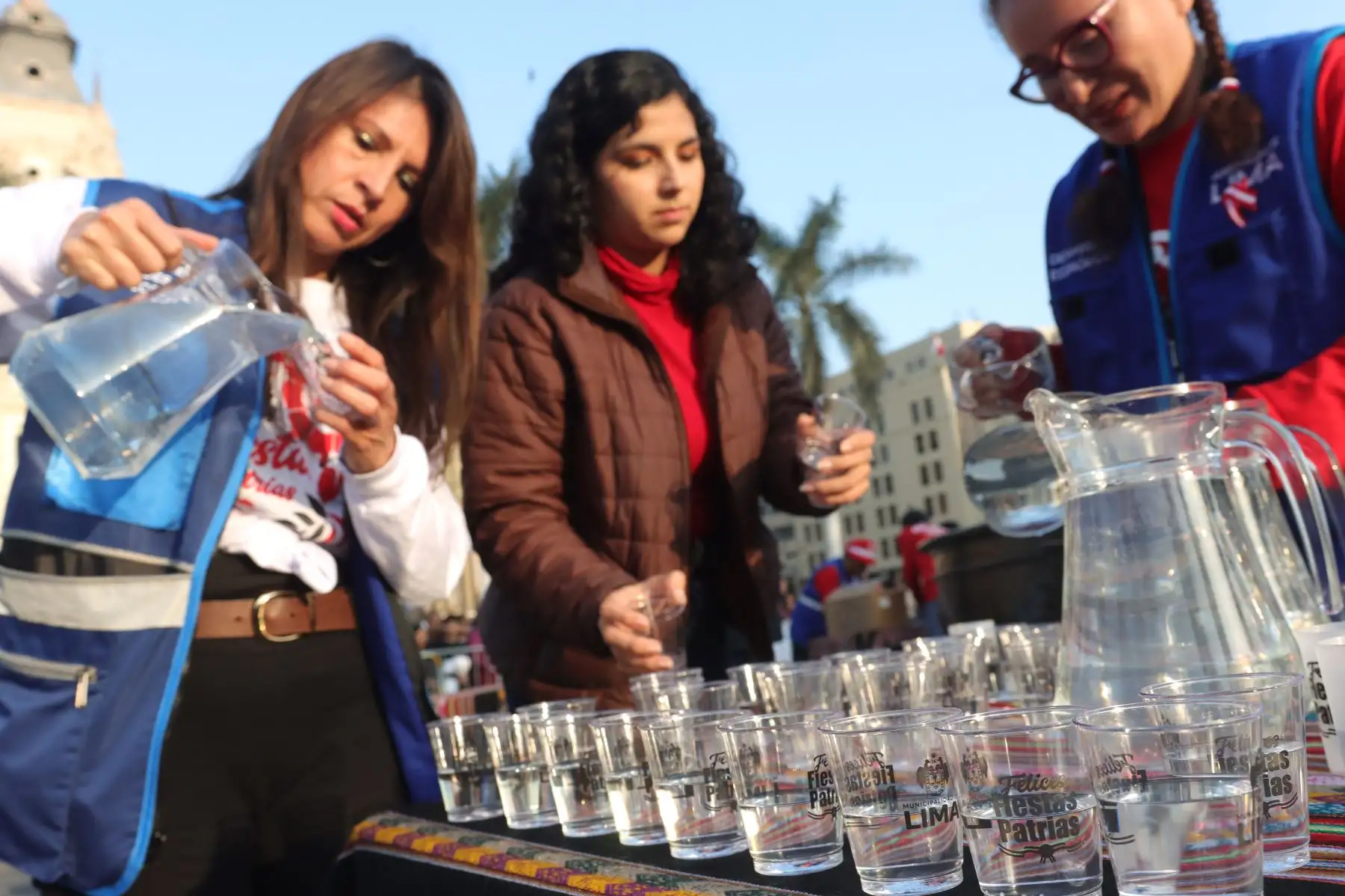 Degustación gratuita de  "Pisco".
El trago Bandera del Perú, se repartió en la pileta de la Plaza Mayor por fiestas patrias.
Foto: ANDINA / Lino Chipana.