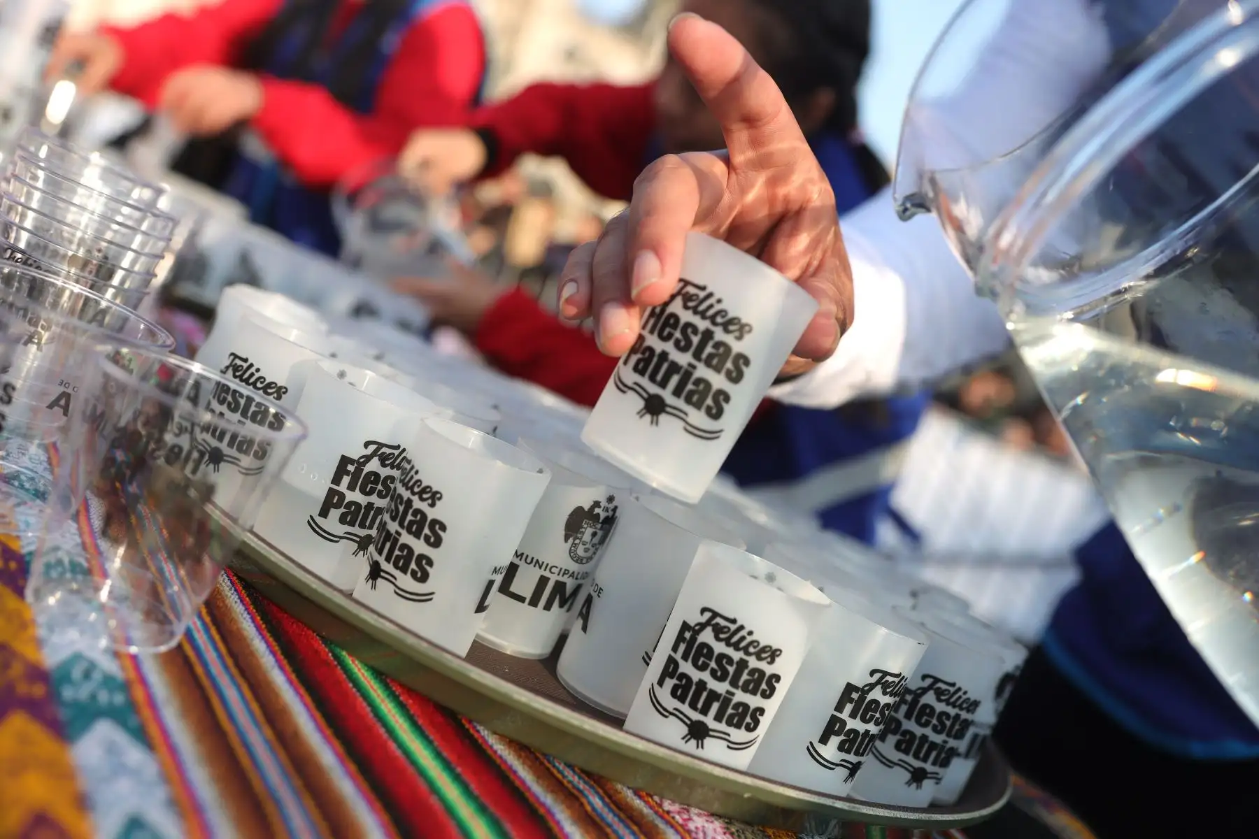 Degustación gratuita de  "Pisco".
El trago Bandera del Perú, se repartió en la pileta de la Plaza Mayor por fiestas patrias.
Foto: ANDINA / Lino Chipana.