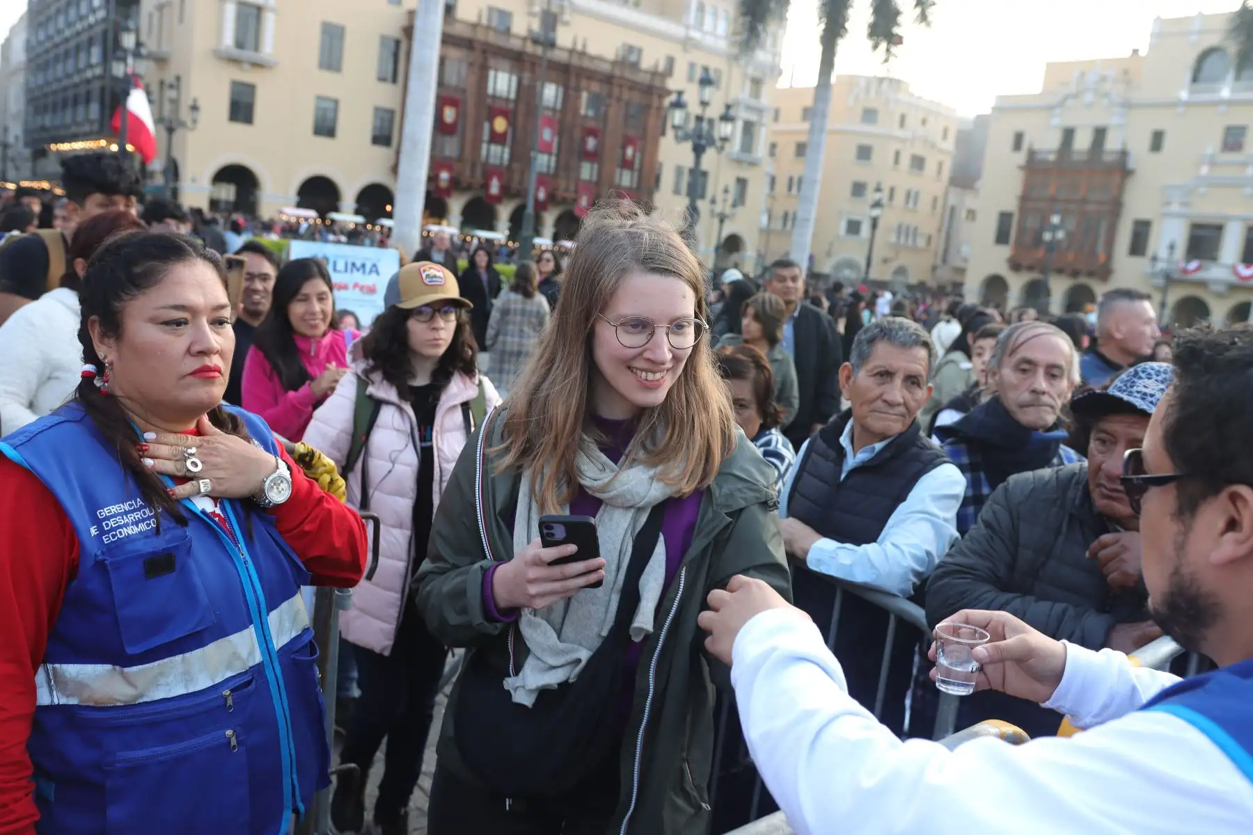 Degustación gratuita de  "Pisco".
El trago Bandera del Perú, se repartió en la pileta de la Plaza Mayor por fiestas patrias.
Foto: ANDINA / Lino Chipana.