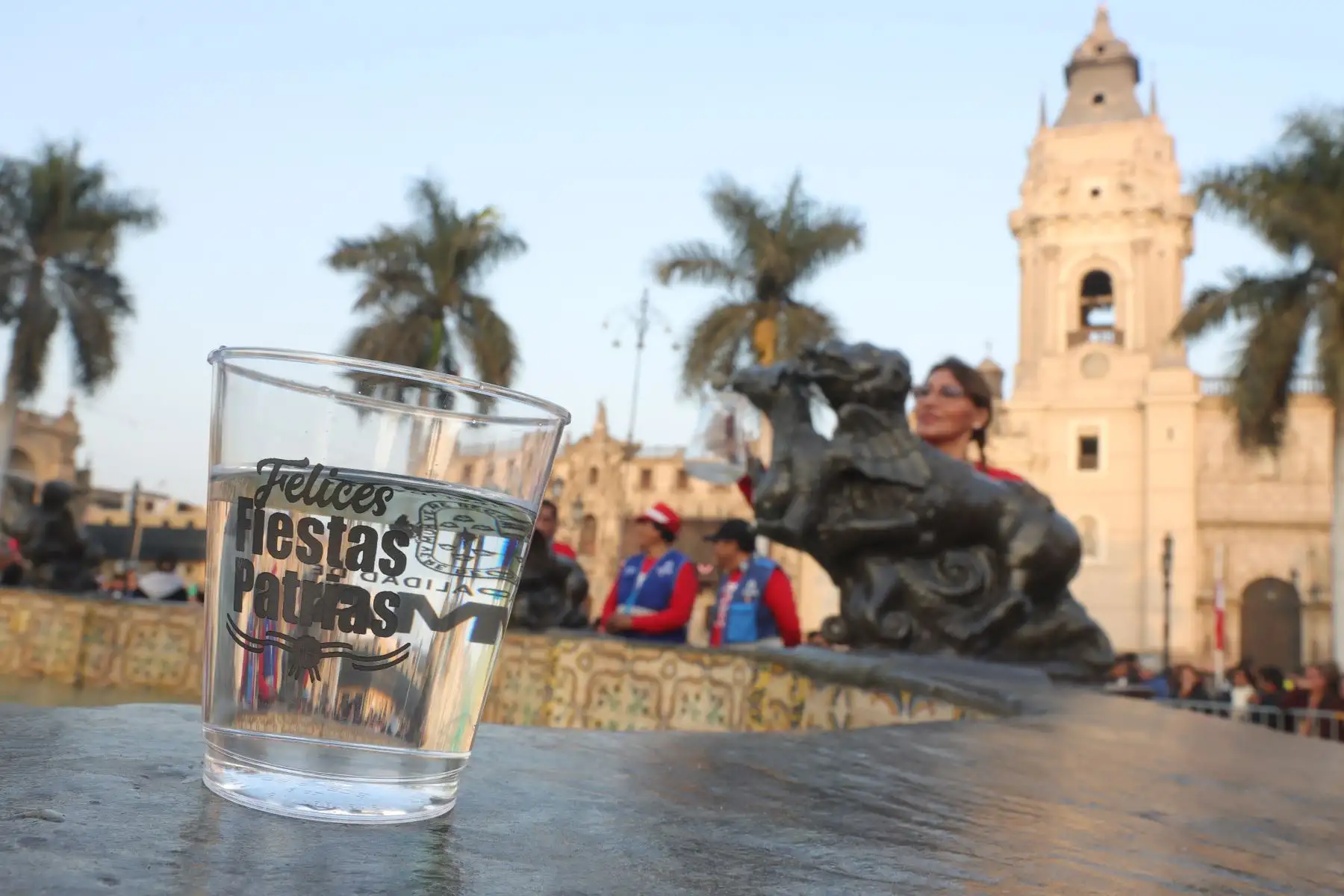 Degustación gratuita de  "Pisco".
El trago Bandera del Perú, se repartió en la pileta de la Plaza Mayor por fiestas patrias.
Foto: ANDINA / Lino Chipana.