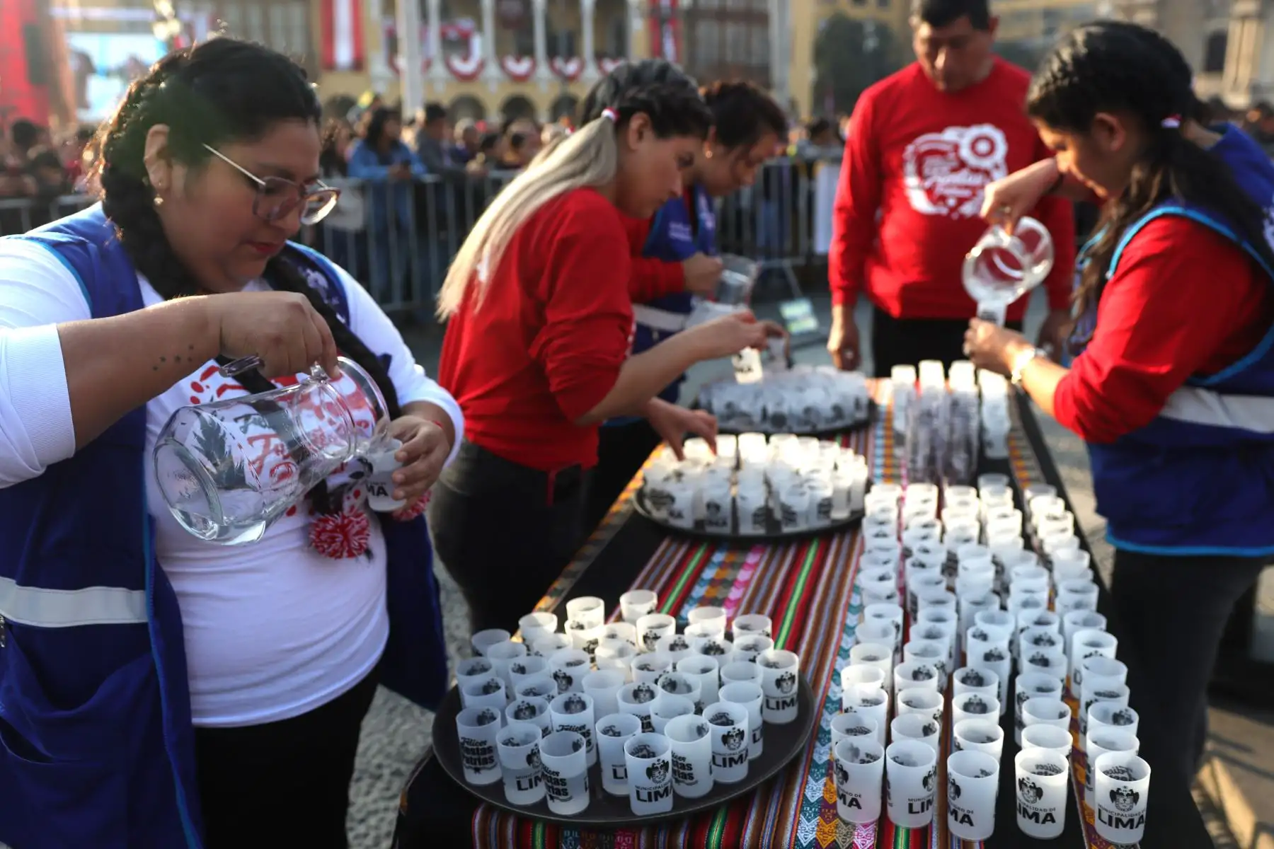Degustación gratuita de  "Pisco".
El trago Bandera del Perú, se repartió en la pileta de la Plaza Mayor por fiestas patrias.
Foto: ANDINA / Lino Chipana.
