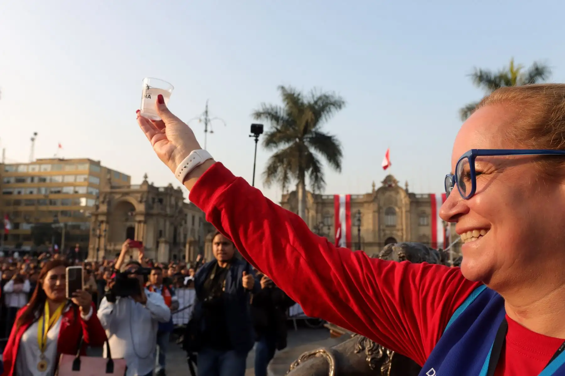 Degustación gratuita de  "Pisco".
El trago Bandera del Perú, se repartió en la pileta de la Plaza Mayor por fiestas patrias.
Foto: ANDINA / Lino Chipana.