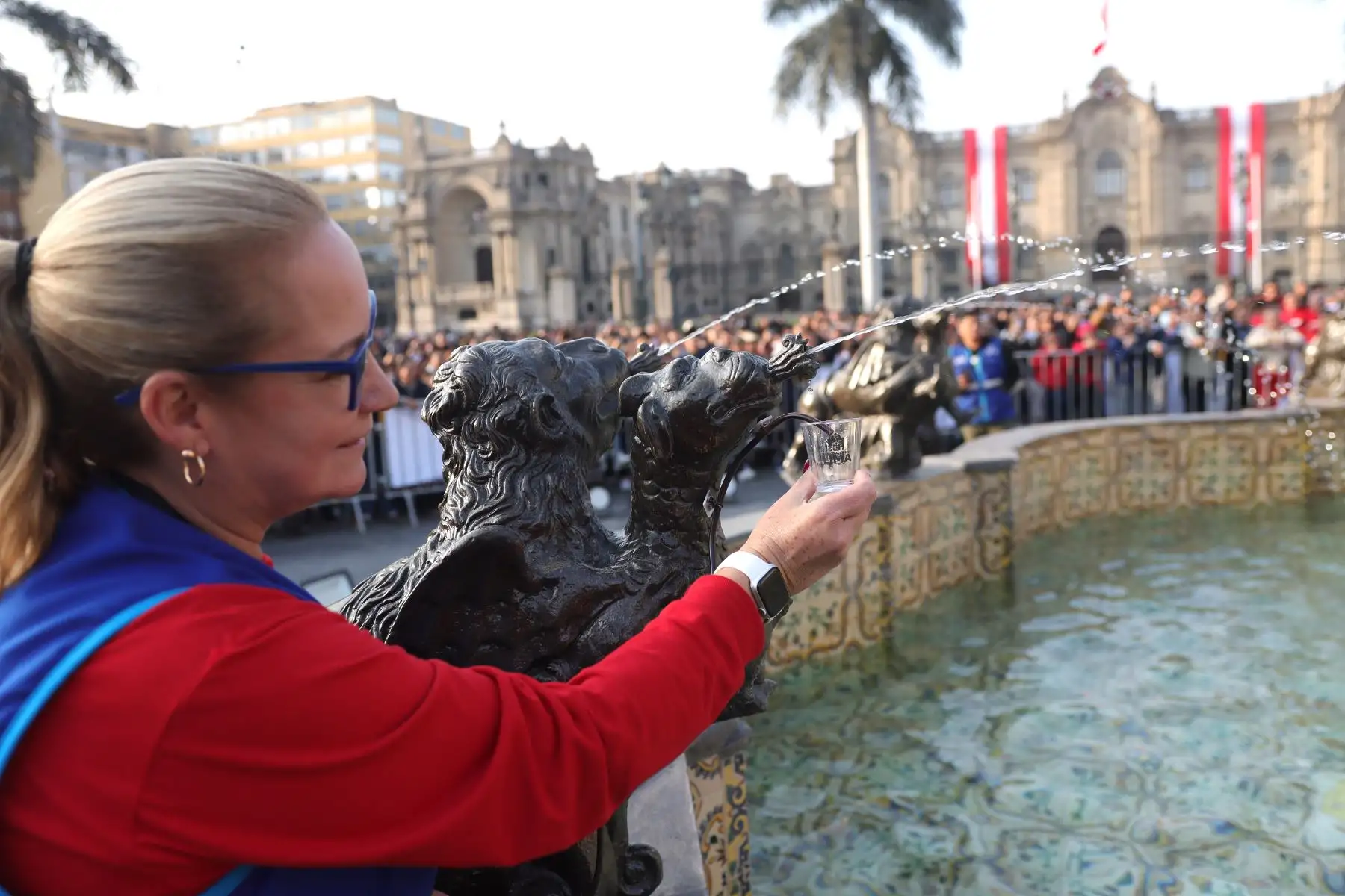 Degustación gratuita de  "Pisco".
El trago Bandera del Perú, se repartió en la pileta de la Plaza Mayor por fiestas patrias.
Foto: ANDINA / Lino Chipana.