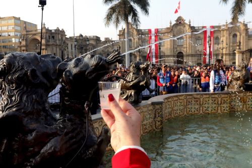 4,000 vasos de pisco se distribuyen gratis en Plaza Mayor de Lima