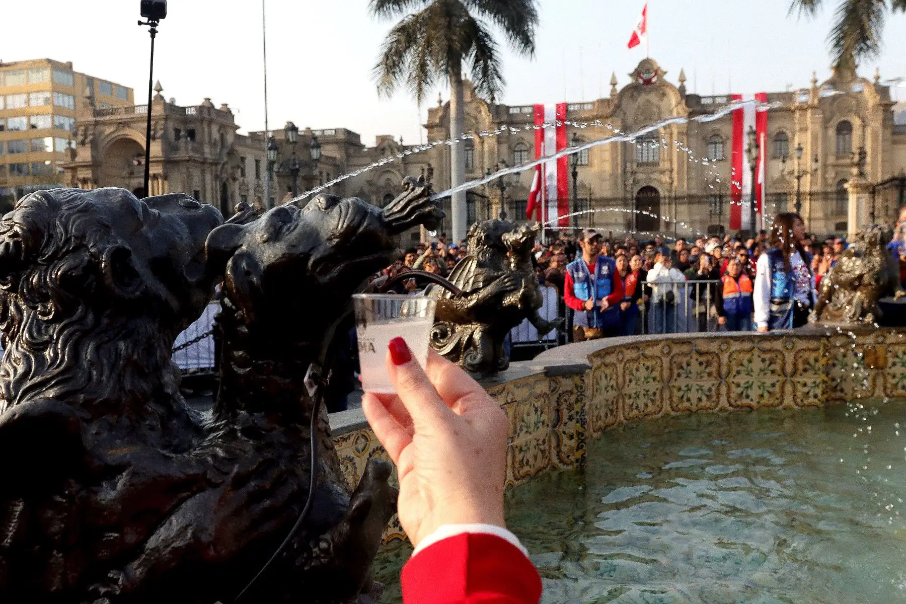Degustación gratuita de  "Pisco".
El trago Bandera del Perú, se repartió en la pileta de la Plaza Mayor por fiestas patrias.
Foto: ANDINA / Lino Chipana.