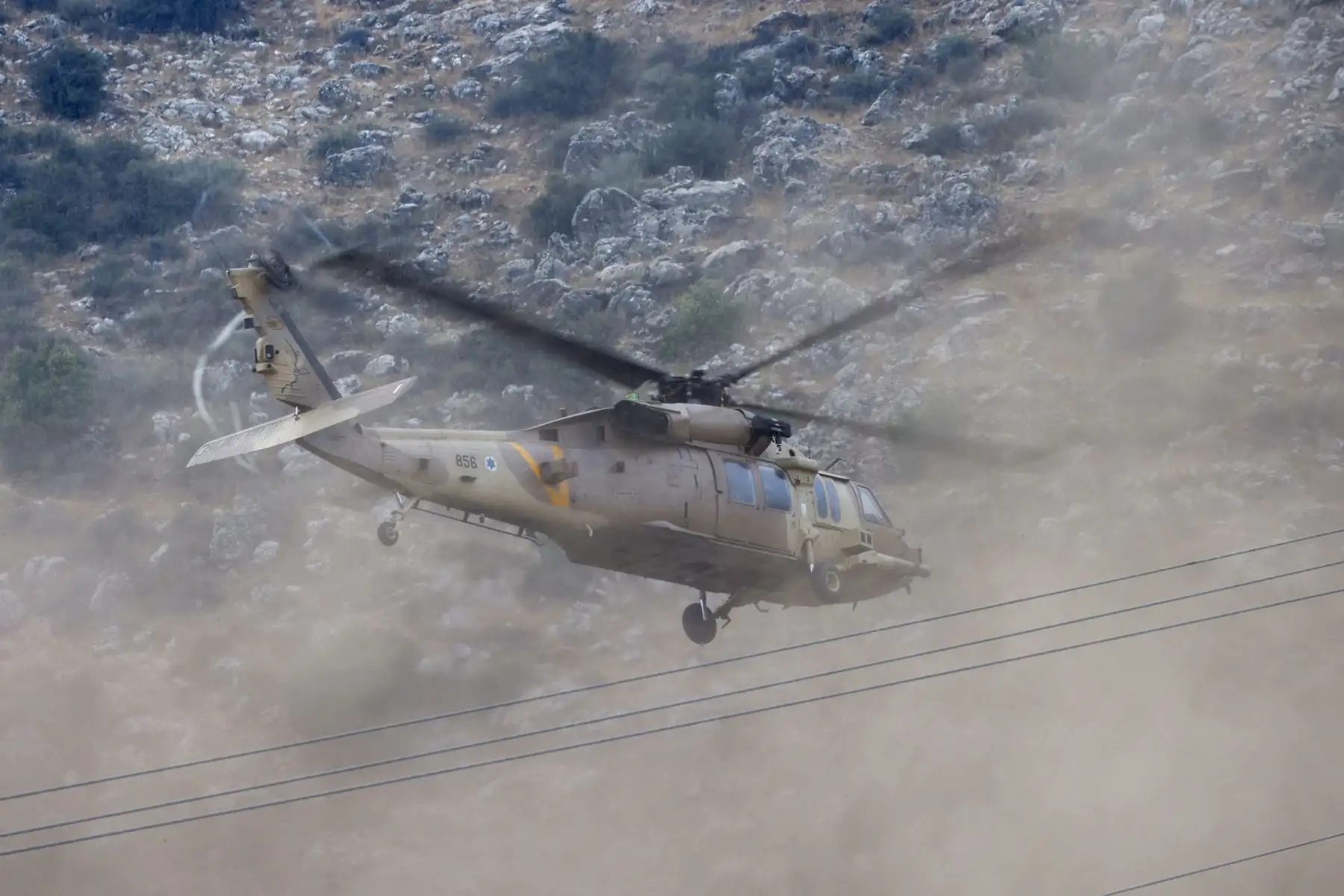 Las fuerzas de seguridad israelíes parten en un helicóptero cerca de un lugar donde supuestamente cayó un ataque desde el Líbano en la aldea de Majdal Shams en el área del Golán anexada por Israel.
Foto: AFP