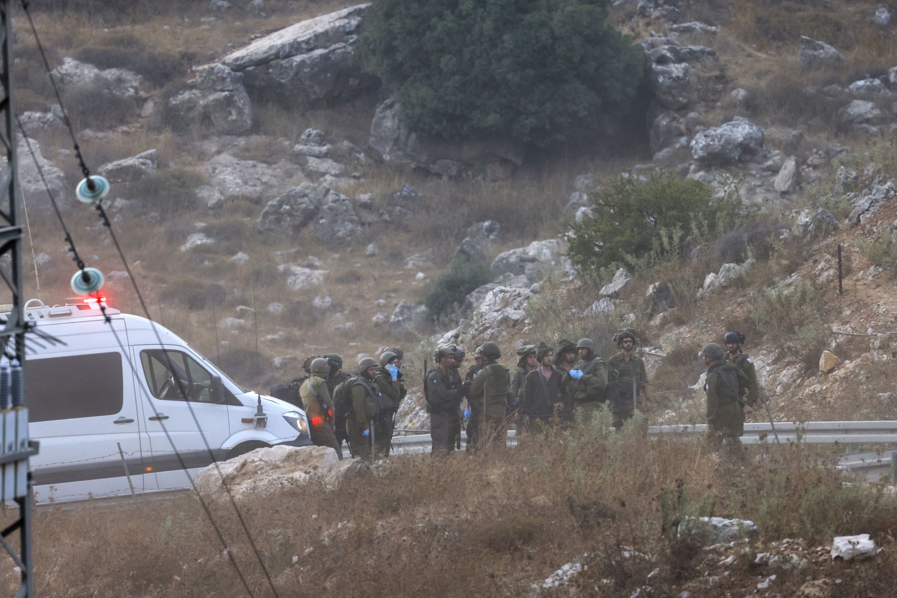 Las fuerzas de seguridad israelíes se reúnen cerca de un lugar donde supuestamente cayó un ataque desde el Líbano en la aldea de Majdal Shams en el área del Golán anexada por Israel.
Foto: AFP
