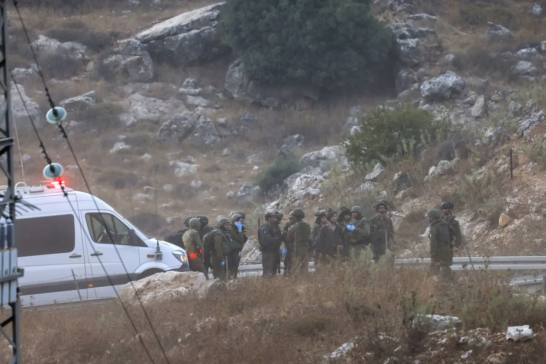 Las fuerzas de seguridad israelíes se reúnen cerca de un lugar donde supuestamente cayó un ataque desde el Líbano en la aldea de Majdal Shams en el área del Golán anexada por Israel.
Foto: AFP