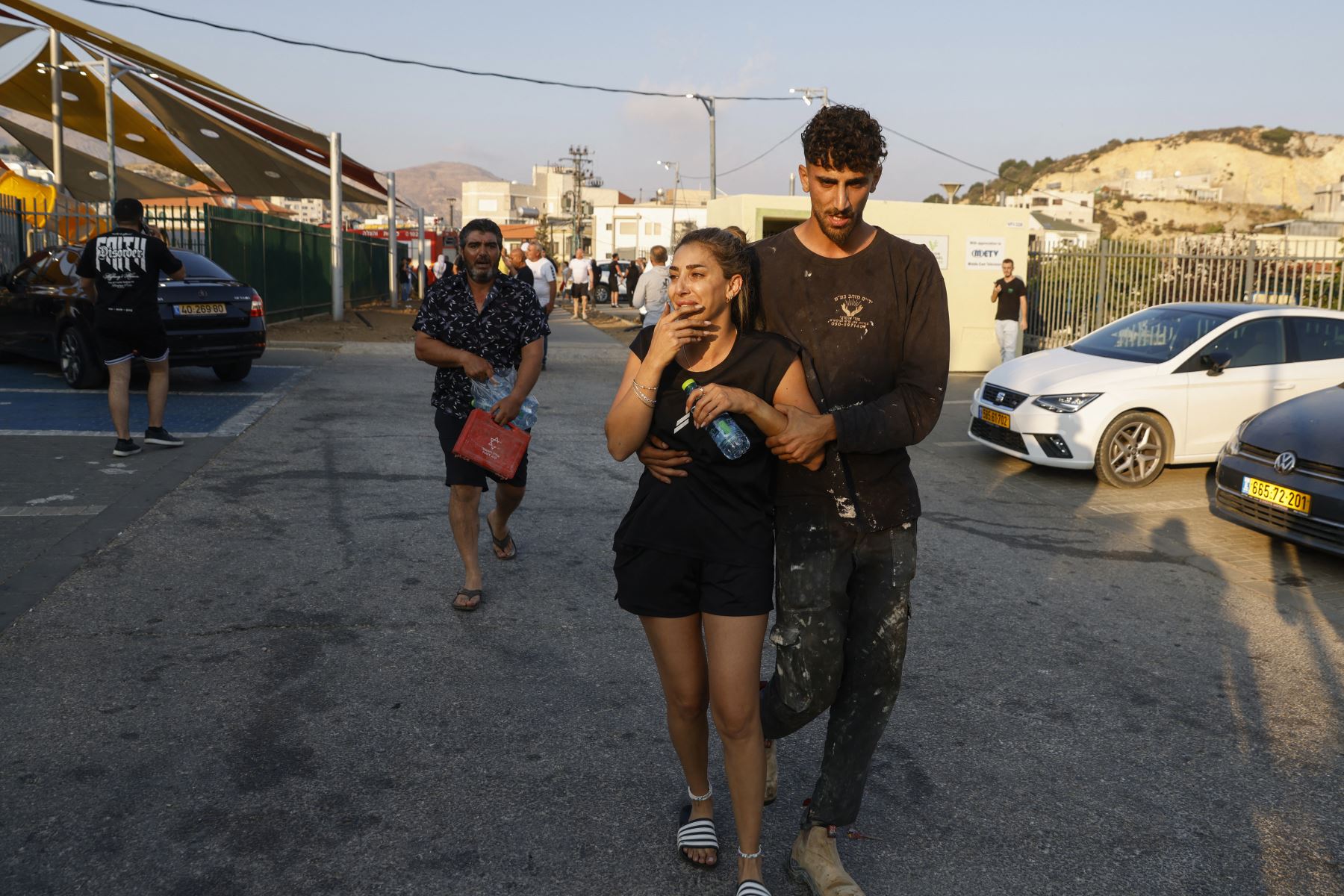 La gente reacciona en un lugar donde cayó un ataque desde el Líbano en la aldea de Majdal Shams, en la zona del Golán anexada por Israel.
Foto: AFP