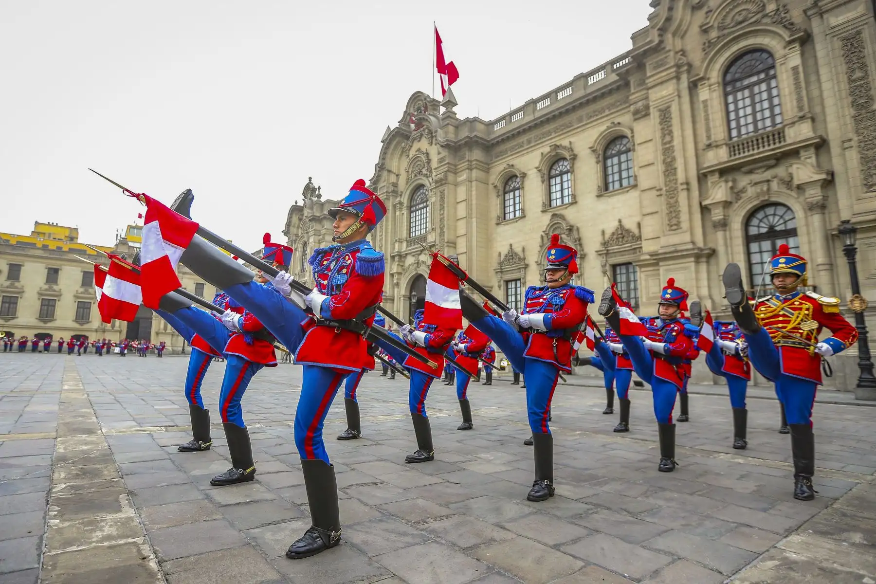 En 1824, los Húsares del Perú derrotaron a las fuerzas españolas, marcando un hito resplandeciente en la lucha por nuestra independencia. Convirtieron una aparente derrota en una victoria épica que preludió la libertad del Perú y de toda América. Hoy, al cumplirse 200 años de su creación, los Húsares de Junín regresan al Palacio de Gobierno como símbolo imperecedero de nuestra libertad. Foto: ANDINA/ Ricardo Cuba