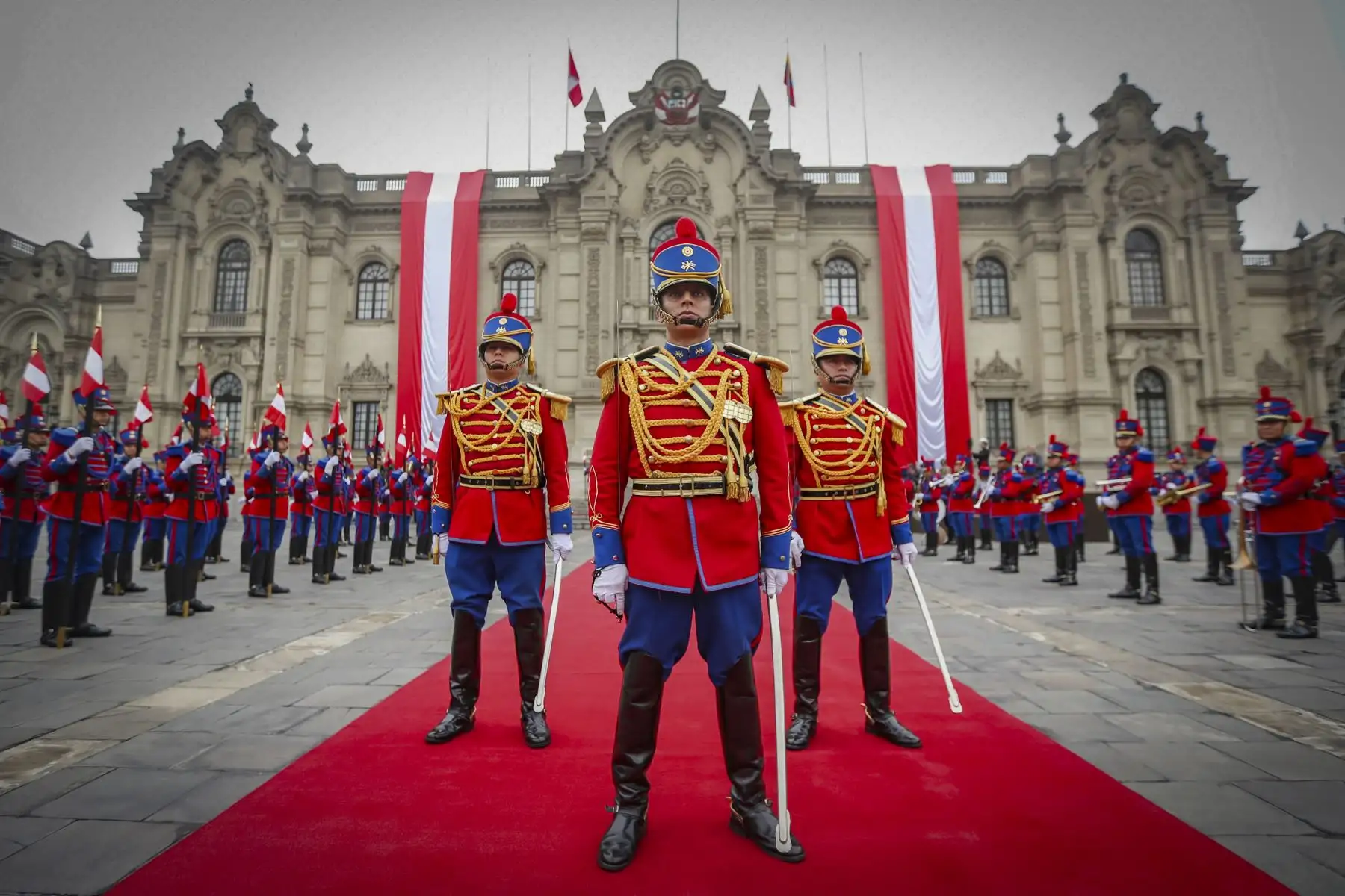 En 1824, los Húsares del Perú derrotaron a las fuerzas españolas, marcando un hito resplandeciente en la lucha por nuestra independencia. Convirtieron una aparente derrota en una victoria épica que preludió la libertad del Perú y de toda América. Hoy, al cumplirse 200 años de su creación, los Húsares de Junín regresan al Palacio de Gobierno como símbolo imperecedero de nuestra libertad. Foto: ANDINA/ Ricardo Cuba