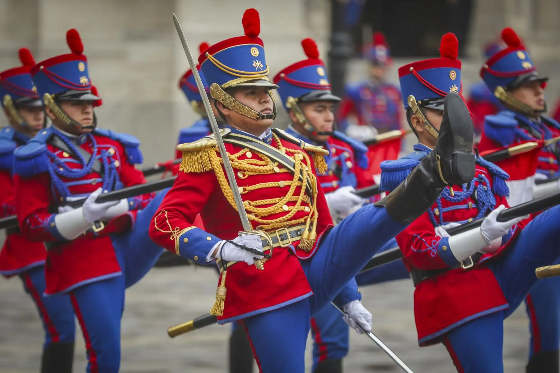 En 1824, los Húsares del Perú derrotaron a las fuerzas españolas, marcando un hito resplandeciente en la lucha por nuestra independencia. Convirtieron una aparente derrota en una victoria épica que preludió la libertad del Perú y de toda América. Hoy, al cumplirse 200 años de su creación, los Húsares de Junín regresan al Palacio de Gobierno como símbolo imperecedero de nuestra libertad. Foto: ANDINA/ Ricardo Cuba