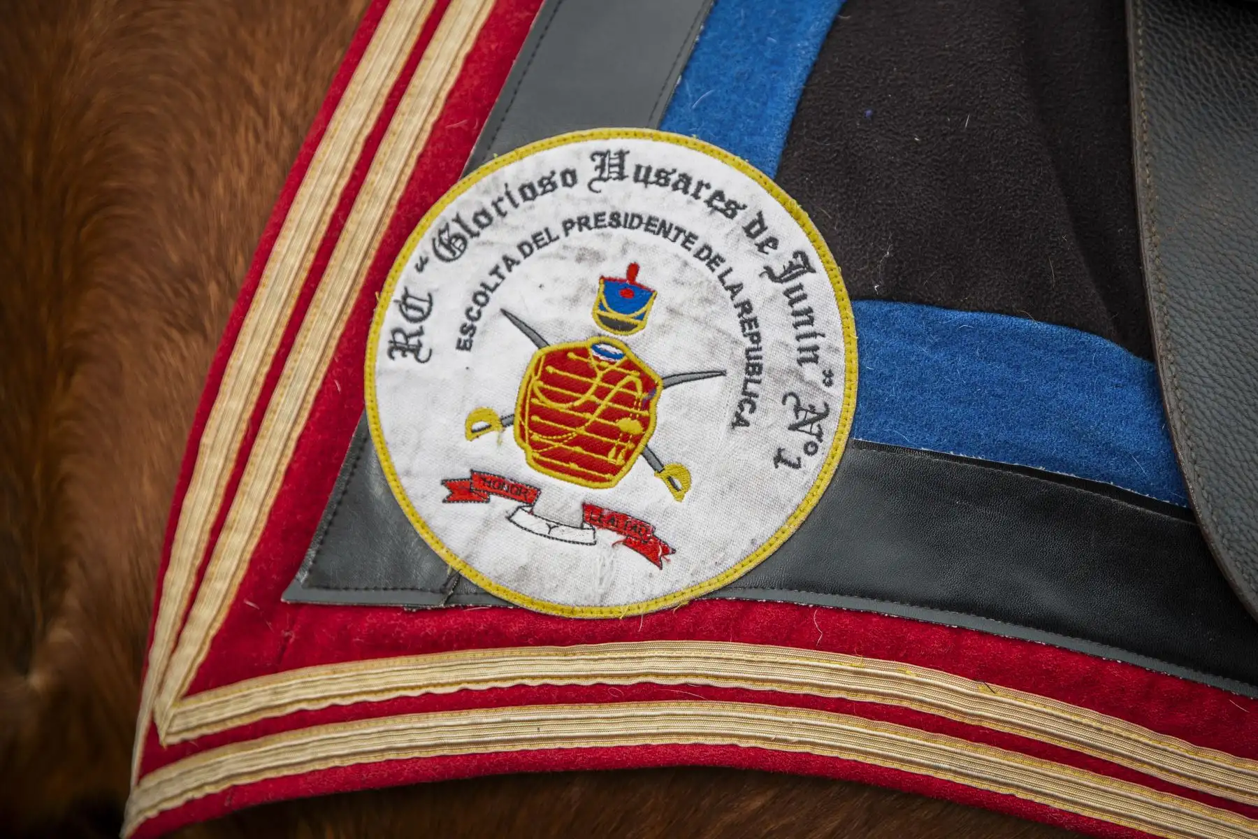Hay que recordar que el General José de San Martín formó la legión peruana de la guardia el 18 de agosto de 1821, donde la caballería fue llamada húsares de la legión peruana de la guardia. En 1824, uno de sus escuadrones fue nombrado húsares del Perú hasta que, después de la batalla de Junín y un accionar heroico, fueron bautizados finalmente como los Húsares de Junín. Foto: ANDINA/ Ricardo Cuba