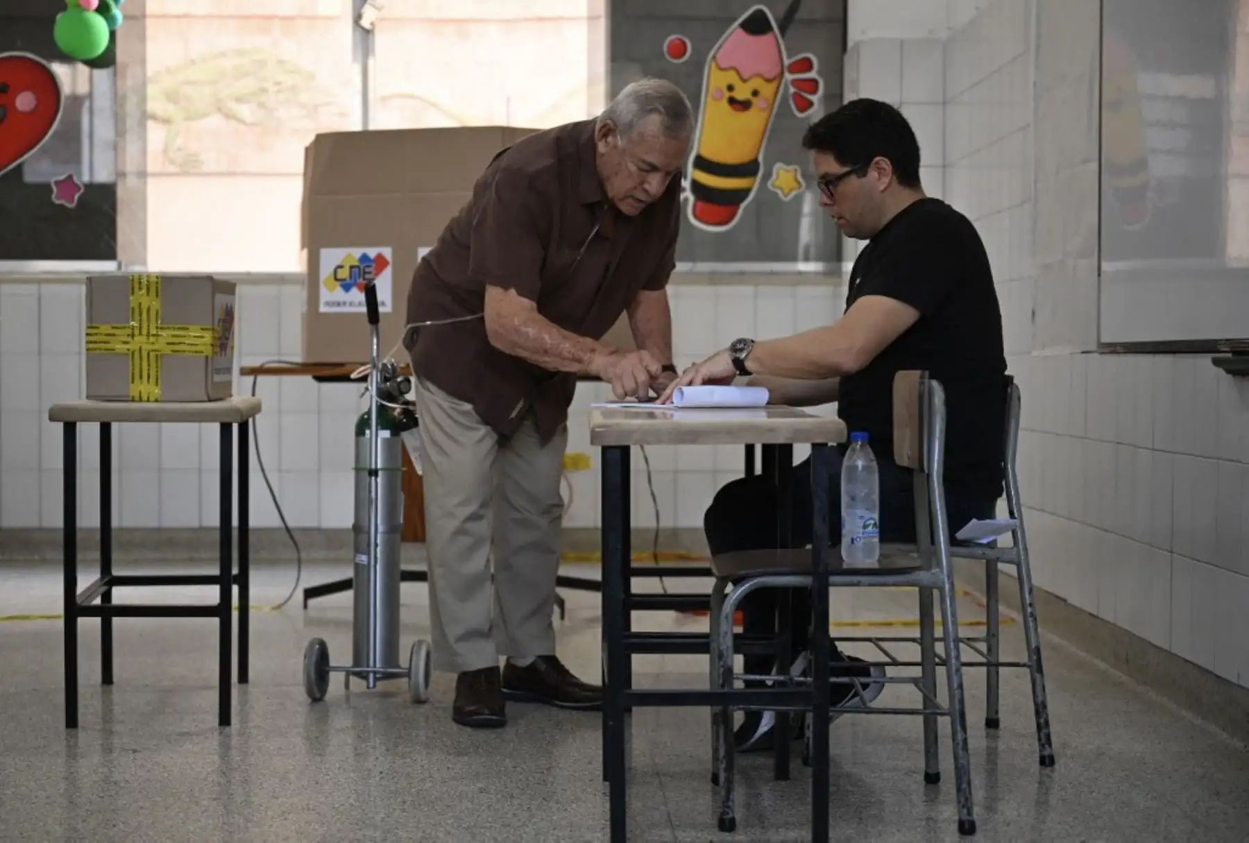 Los votantes en Venezuela comenzaron sus votaciones en medio de la imprevisibilidad política, con el titular Nicolás Maduro, que busca un tercer mandato de seis años. Foto: AFP