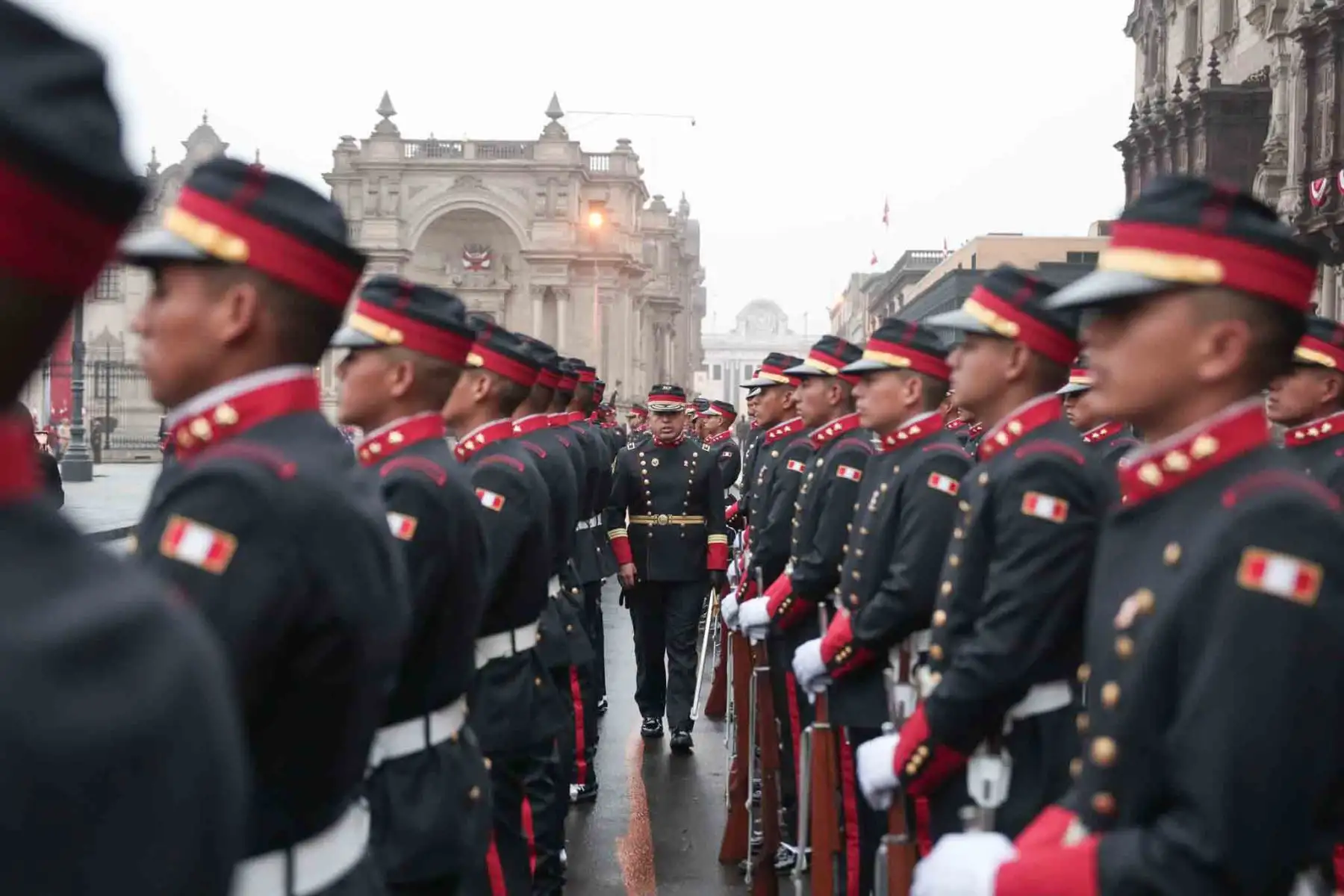 La compañía histórica de la Policía Nacional del Perú (PNP) Alférez Mariano Santos Mateos en la Plaza de Armas de Lima. Foto: ANDINA/ Connie Calderon