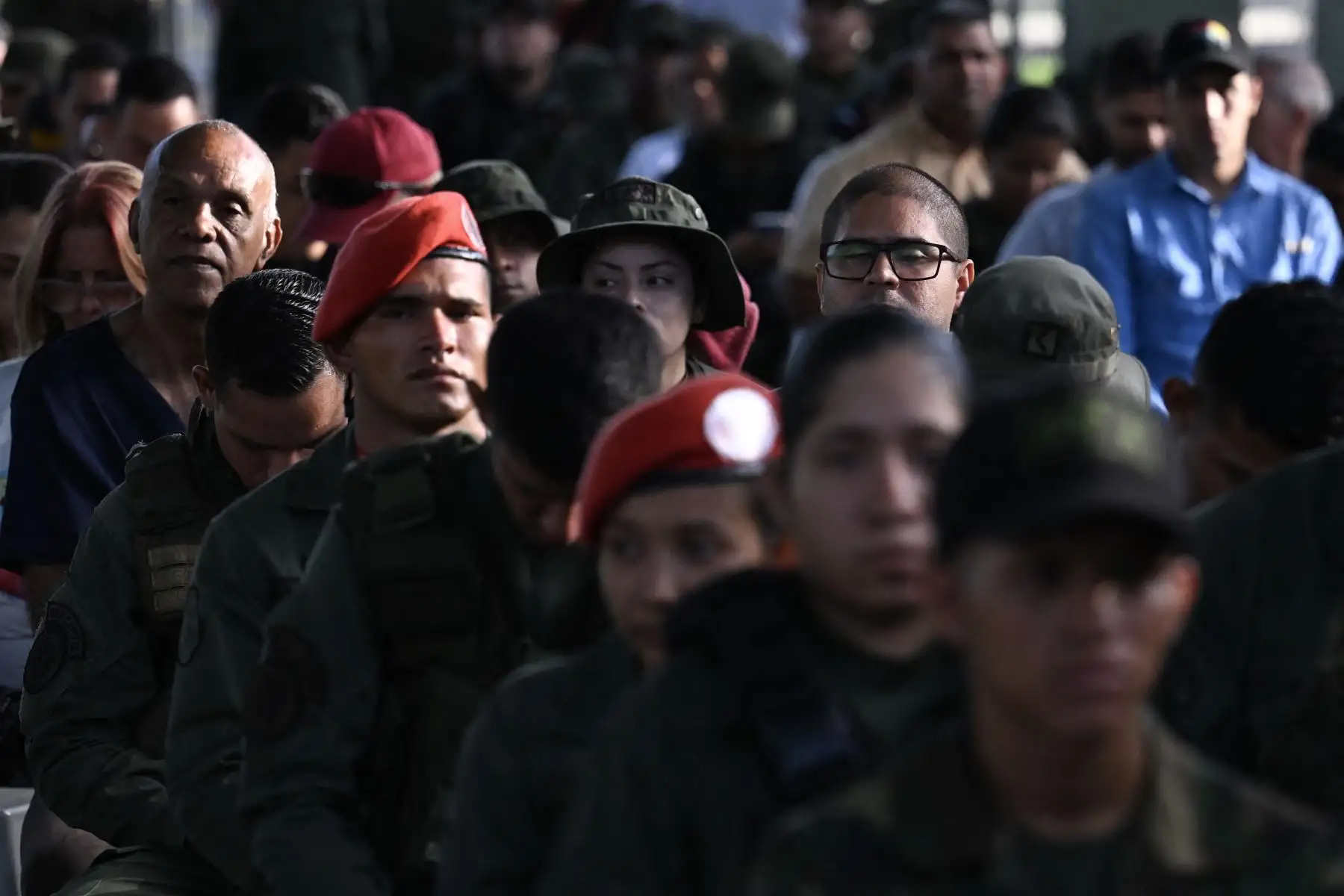 Fuerzas de seguridad y civiles hacen cola en un colegio electoral en Caracas, durante las elecciones presidenciales venezolanas. Foto: AFP