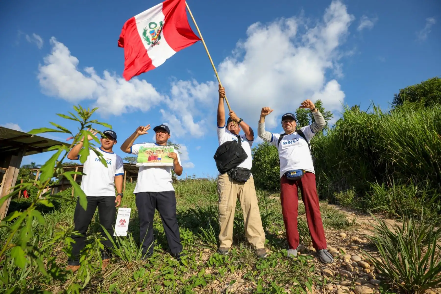Desde la ciudad de Pucallpa, región Ucayali, la licenciada en enfermería Manuela Córdova Navarro y la técnico en enfermería, Cristina Gonzales Panduro, saludan a la patria en su bicentenario y le rinden honores trabajando por la salud de los pucallpinos, sobre todo de los más vulnerables, desde sus centros y puestos de salud, pero  también recorriendo la ciudad y los diversos poblados que se conectan con el imponente río Ucayali. Foto: ANDINA/Difusión