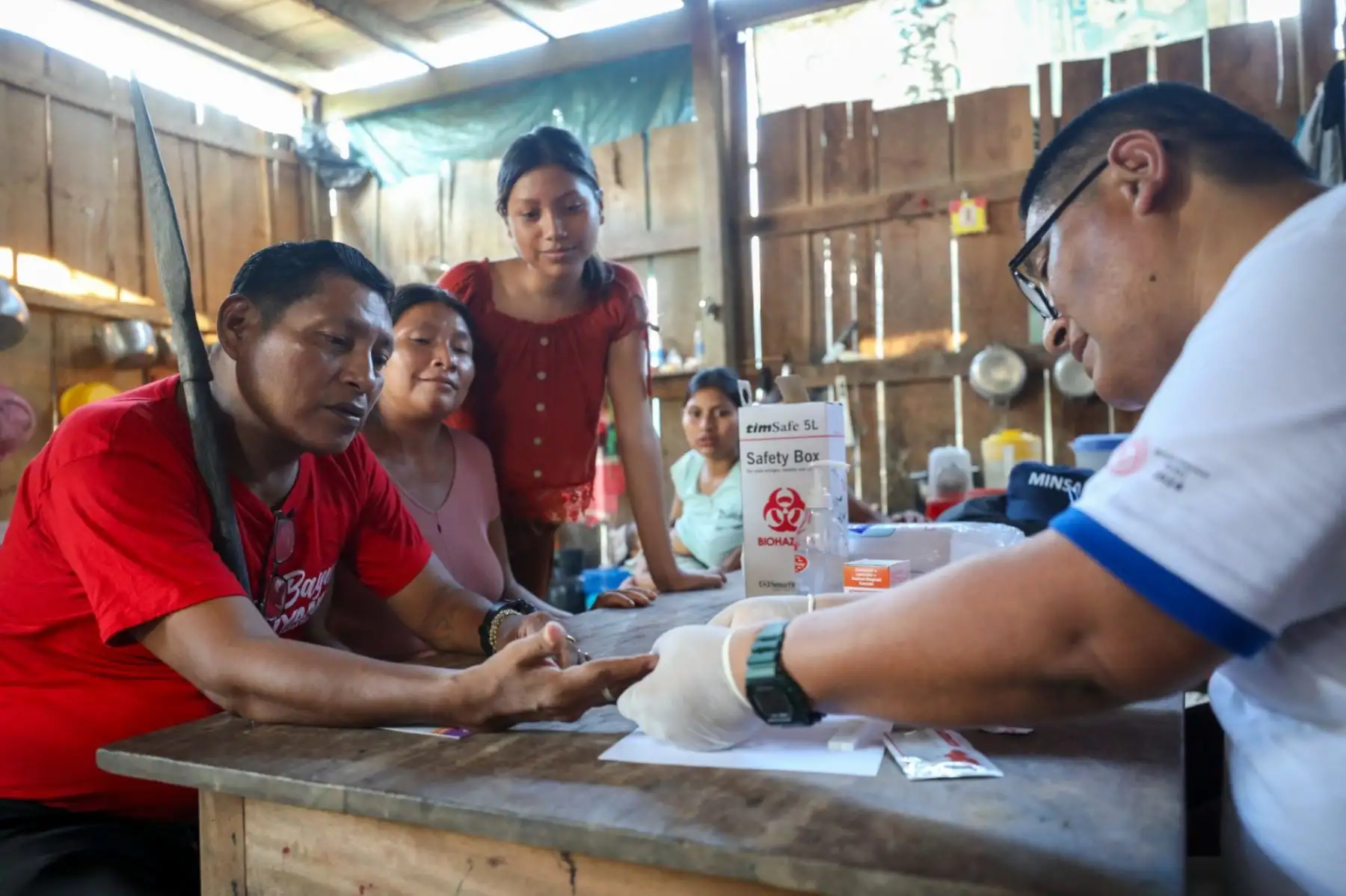 Desde la ciudad de Pucallpa, región Ucayali, la licenciada en enfermería Manuela Córdova Navarro y la técnico en enfermería, Cristina Gonzales Panduro, saludan a la patria en su bicentenario y le rinden honores trabajando por la salud de los pucallpinos, sobre todo de los más vulnerables, desde sus centros y puestos de salud, pero  también recorriendo la ciudad y los diversos poblados que se conectan con el imponente río Ucayali. Foto: ANDINA/Difusión