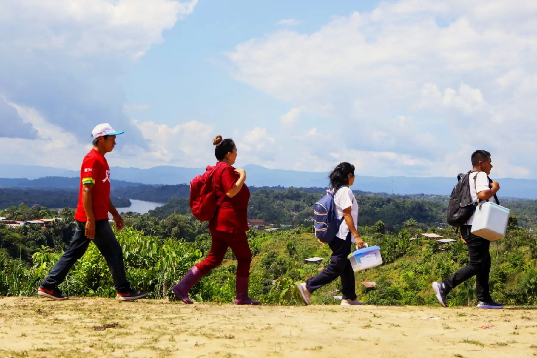 Desde la ciudad de Pucallpa, región Ucayali, la licenciada en enfermería Manuela Córdova Navarro y la técnico en enfermería, Cristina Gonzales Panduro, saludan a la patria en su bicentenario y le rinden honores trabajando por la salud de los pucallpinos, sobre todo de los más vulnerables, desde sus centros y puestos de salud, pero  también recorriendo la ciudad y los diversos poblados que se conectan con el imponente río Ucayali. Foto: ANDINA/Difusión