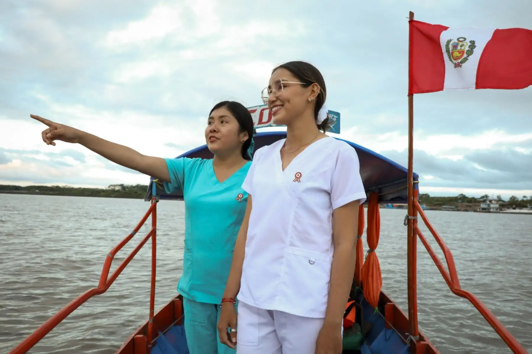 Desde la ciudad de Pucallpa, región Ucayali, la licenciada en enfermería Manuela Córdova Navarro y la técnico en enfermería, Cristina Gonzales Panduro, saludan a la patria en su bicentenario y le rinden honores trabajando por la salud de los pucallpinos, sobre todo de los más vulnerables, desde sus centros y puestos de salud, pero  también recorriendo la ciudad y los diversos poblados que se conectan con el imponente río Ucayali. Foto: ANDINA/Difusión