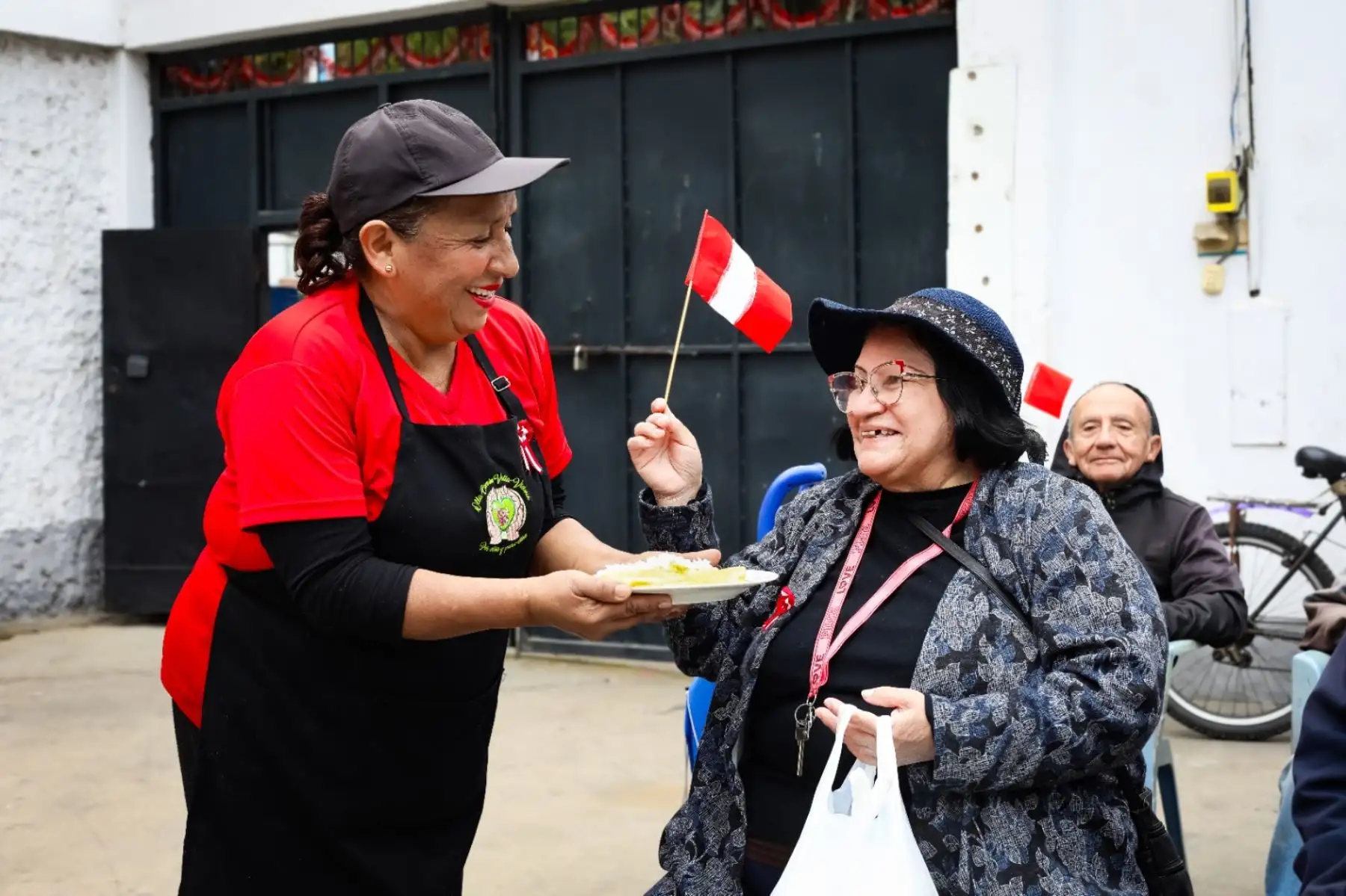 En el marco de las celebraciones del 203º Aniversario de la Proclamación de la Independencia Nacional, madres y usuarios de la olla común “Villa Victoria por ellos para ellos” en el distrito de Surquillo disfrutaron de un delicioso ají de quinua al ritmo de música criolla. ANDINA/Difusión