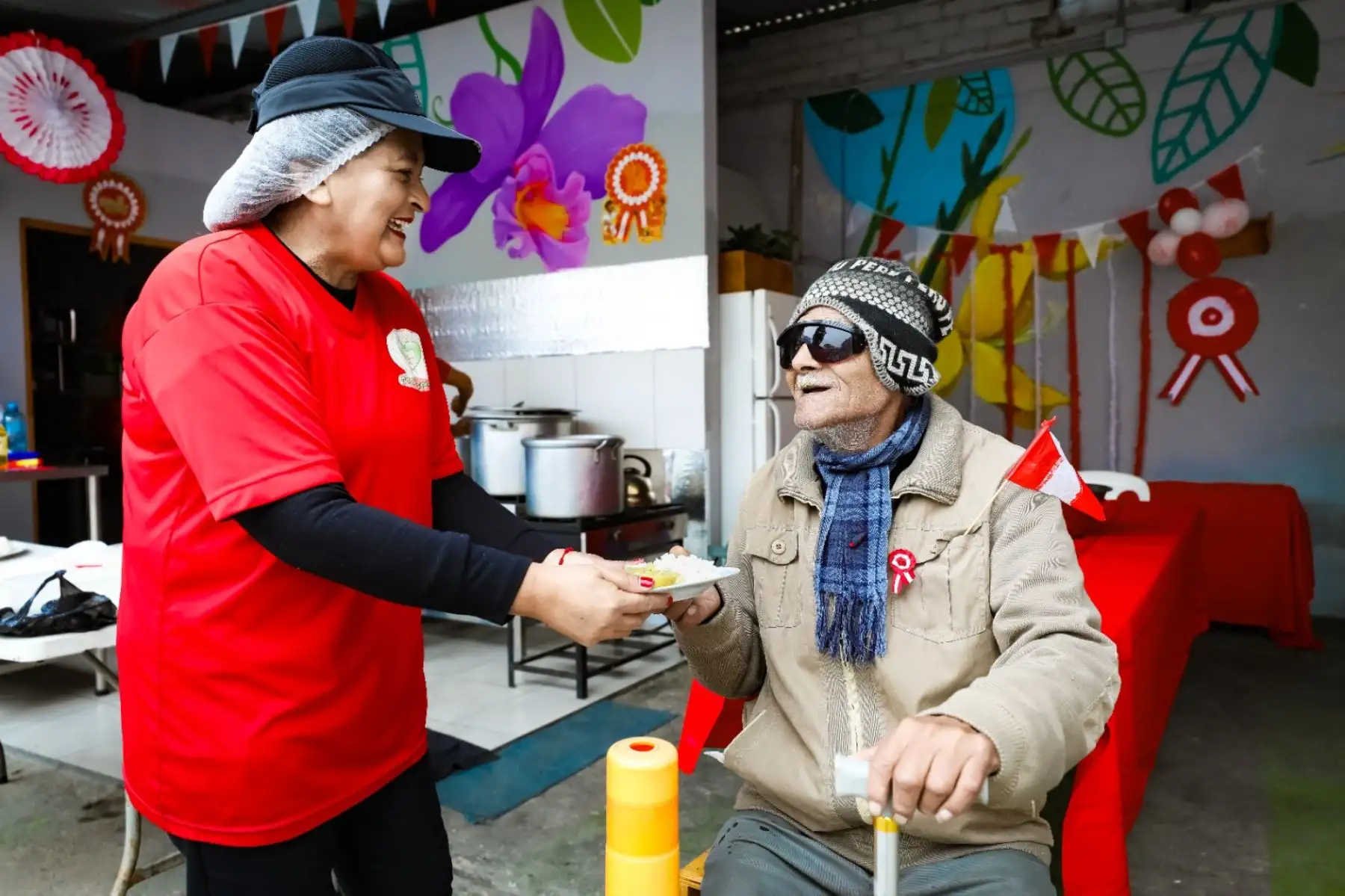 En el marco de las celebraciones del 203º Aniversario de la Proclamación de la Independencia Nacional, madres y usuarios de la olla común “Villa Victoria por ellos para ellos” en el distrito de Surquillo disfrutaron de un delicioso ají de quinua al ritmo de música criolla. ANDINA/Difusión