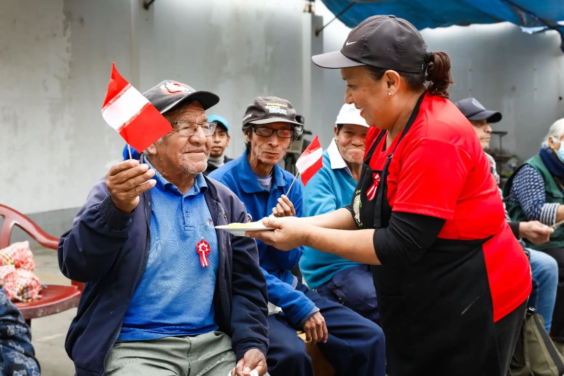 En el marco de las celebraciones del 203º Aniversario de la Proclamación de la Independencia Nacional, madres y usuarios de la olla común “Villa Victoria por ellos para ellos” en el distrito de Surquillo disfrutaron de un delicioso ají de quinua al ritmo de música criolla. ANDINA/Difusión