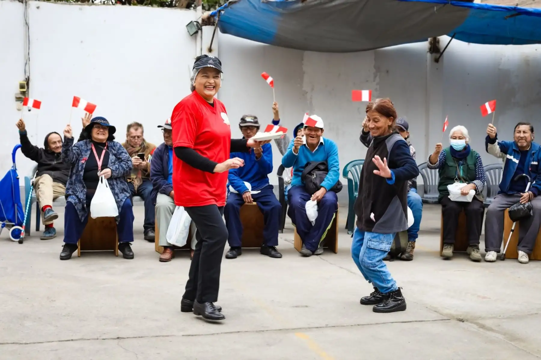 En el marco de las celebraciones del 203º Aniversario de la Proclamación de la Independencia Nacional, madres y usuarios de la olla común “Villa Victoria por ellos para ellos” en el distrito de Surquillo disfrutaron de un delicioso ají de quinua al ritmo de música criolla. ANDINA/Difusión