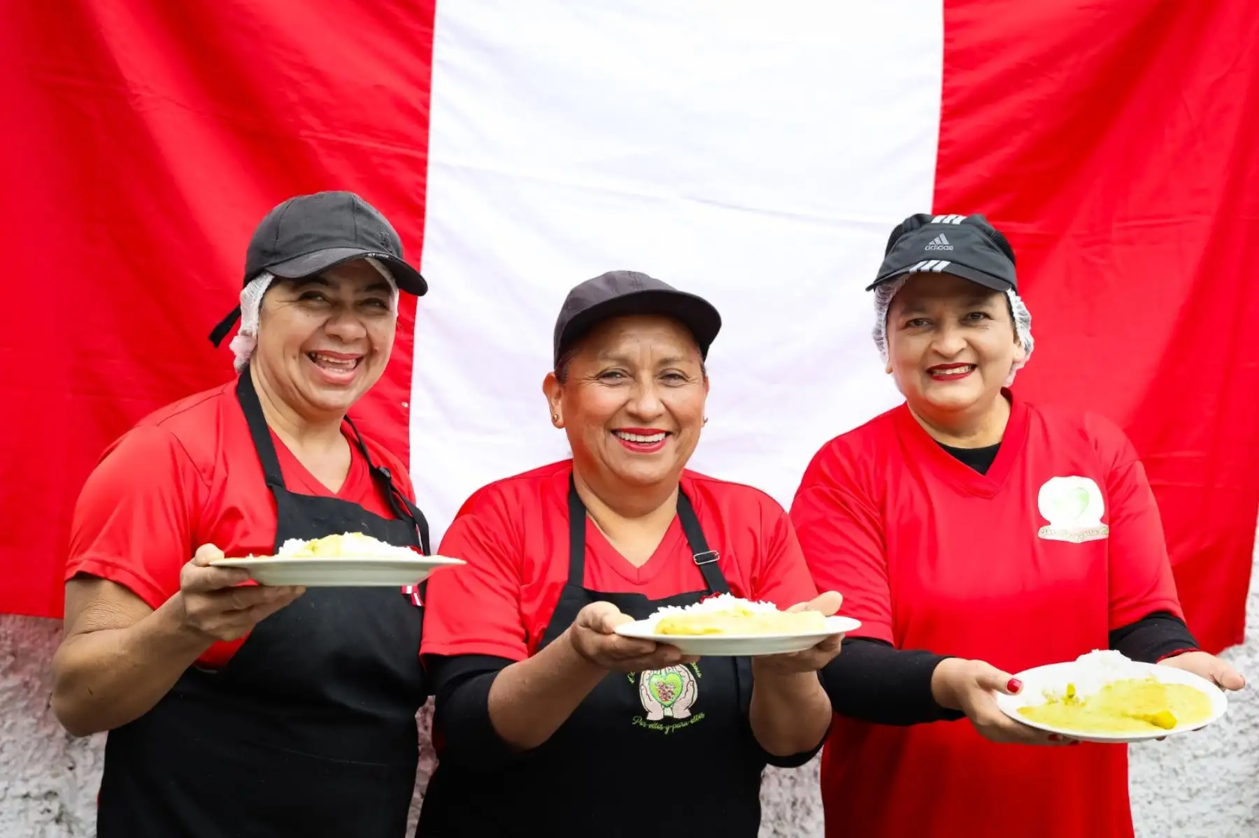 En el marco de las celebraciones del 203º Aniversario de la Proclamación de la Independencia Nacional, madres y usuarios de la olla común “Villa Victoria por ellos para ellos” en el distrito de Surquillo disfrutaron de un delicioso ají de quinua al ritmo de música criolla. ANDINA/Difusión