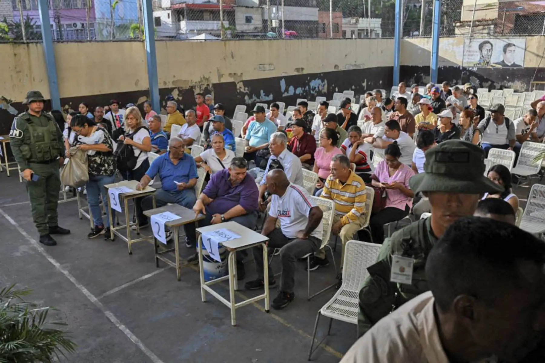 La gente espera su turno para votar en un colegio electoral en Caracas, durante las elecciones presidenciales venezolanas del 28 de julio de 2024.  Foto: AFP