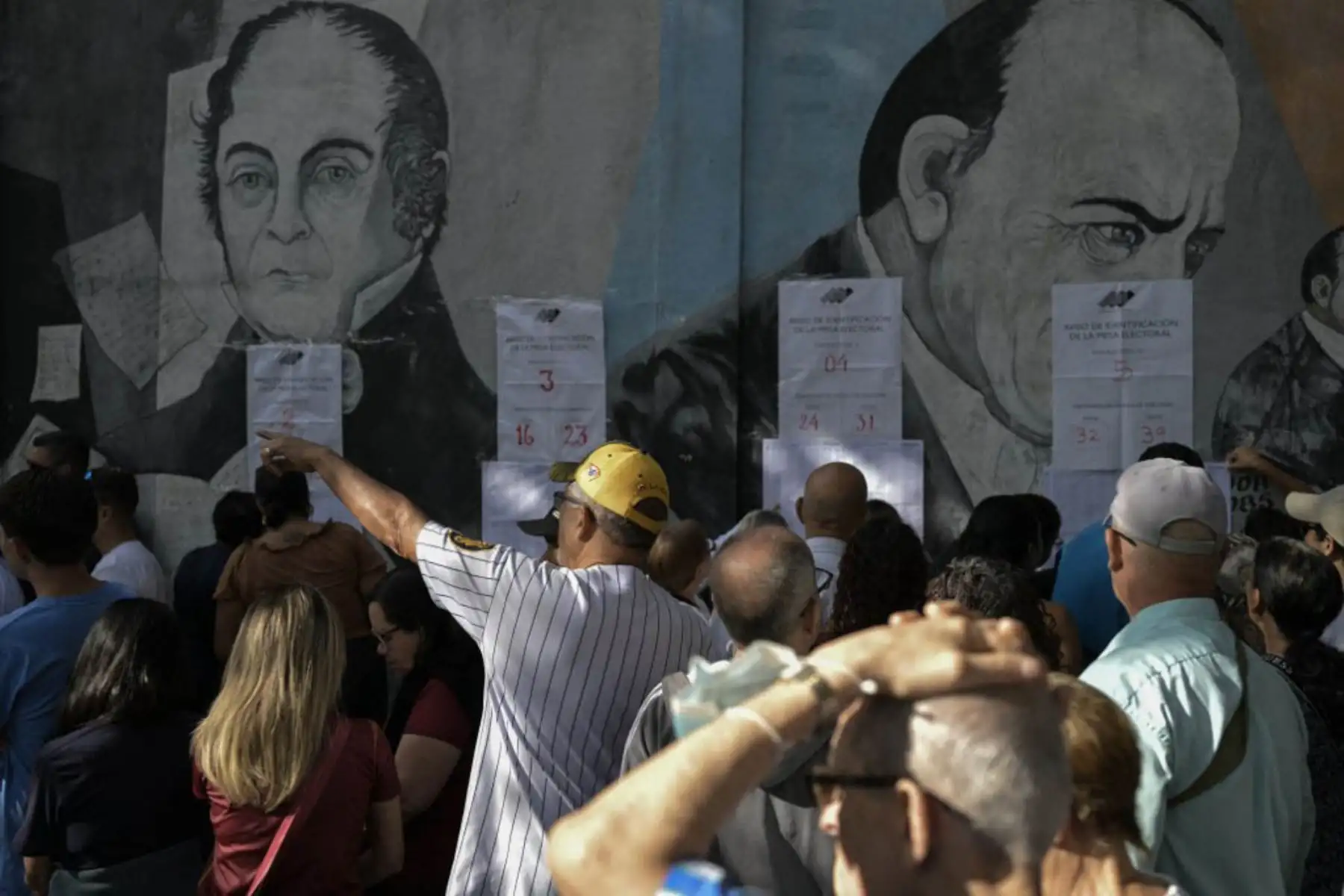 La gente revisa el censo electoral en un colegio electoral en Caracas durante las elecciones presidenciales venezolanas el 28 de julio de 2024. Los venezolanos votan el domingo entre la continuidad del presidente Nicolás Maduro o el cambio de su rival Edmundo González Urrutia. Foto: AFP