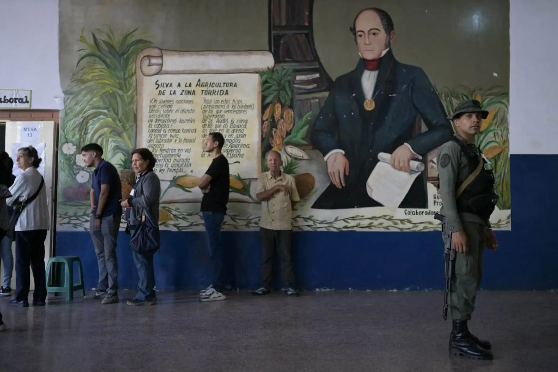 La gente revisa el censo electoral en un colegio electoral en Caracas durante las elecciones presidenciales venezolanas el 28 de julio de 2024. Los venezolanos votan el domingo entre la continuidad del presidente Nicolás Maduro o el cambio de su rival Edmundo González Urrutia. Foto: AFP
