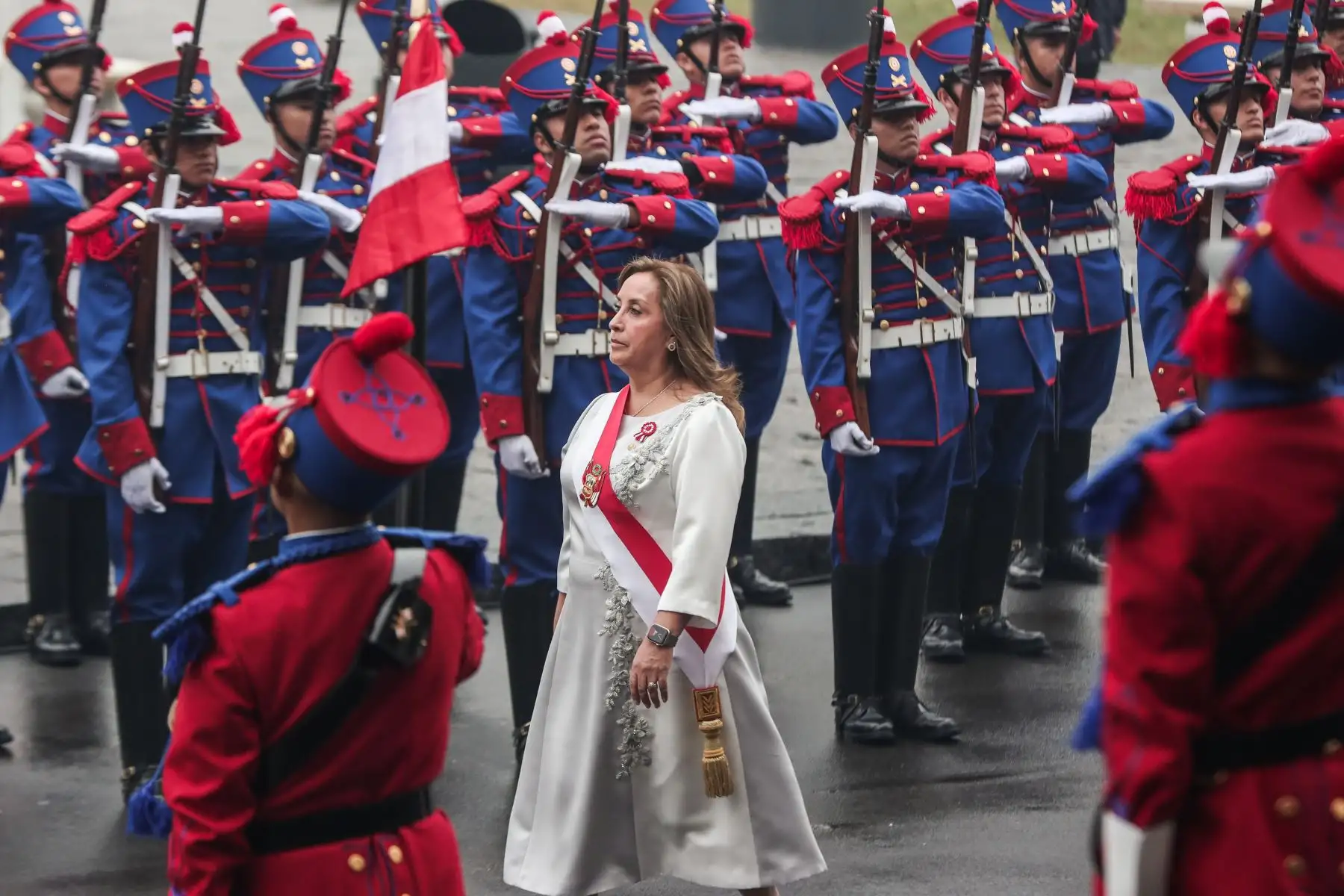 La presidenta de la República, Dina Boluarte, saluda a la prensa camino a la misa Te Deum durante el Día de la Independencia de Perú en Lima. Foto: ANDINA/ Connie Calderon