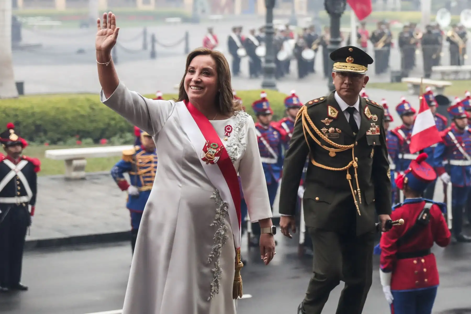 La presidenta de la República, Dina Boluarte, saluda a la prensa camino a la misa Te Deum durante el Día de la Independencia de Perú en Lima. Foto: ANDINA/ Connie Calderon