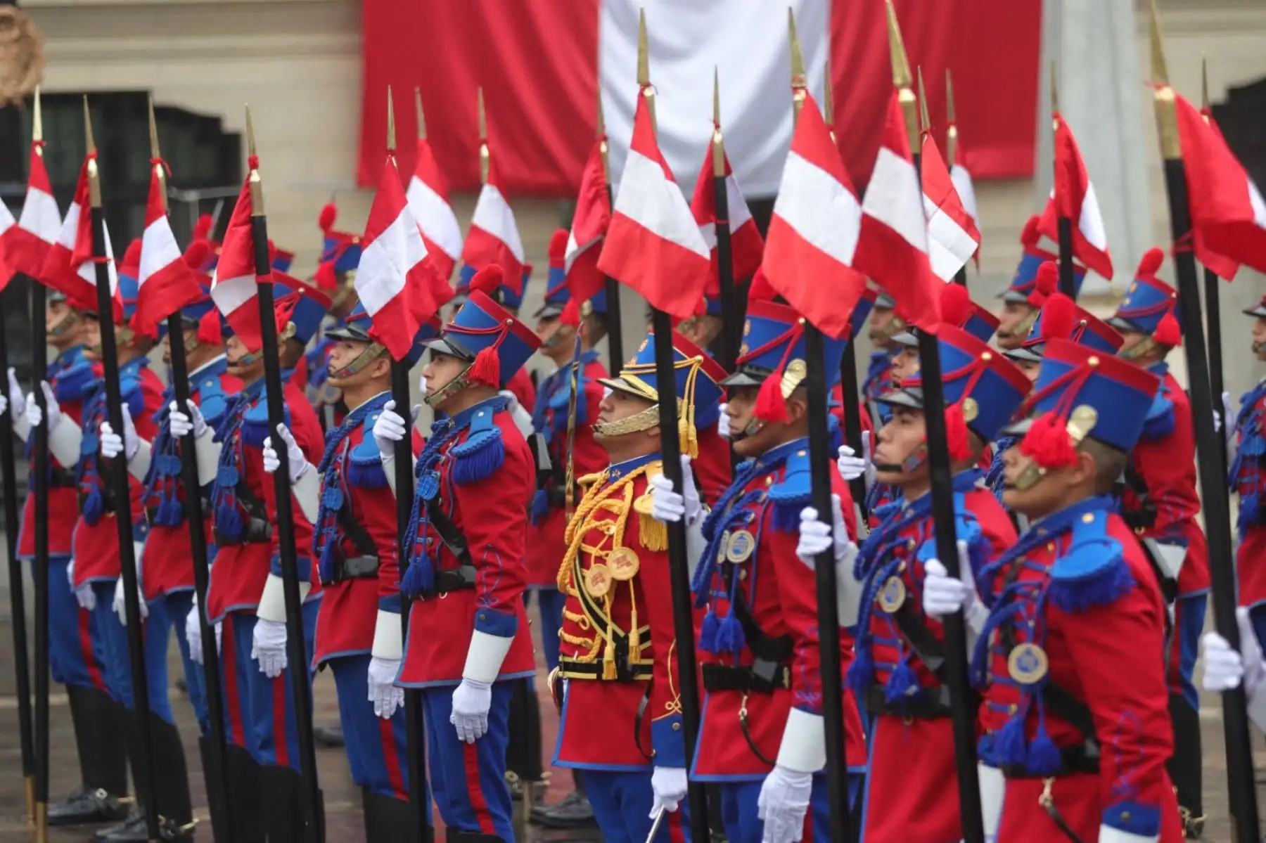 La presidenta de la República, Dina Boluarte, saluda a la prensa en los exteriores de Palacio de Gobierno camino a la misa Te Deum durante el Día de la Independencia de Perú en Lima. 
Foto: ANDINA/Lino Chipana