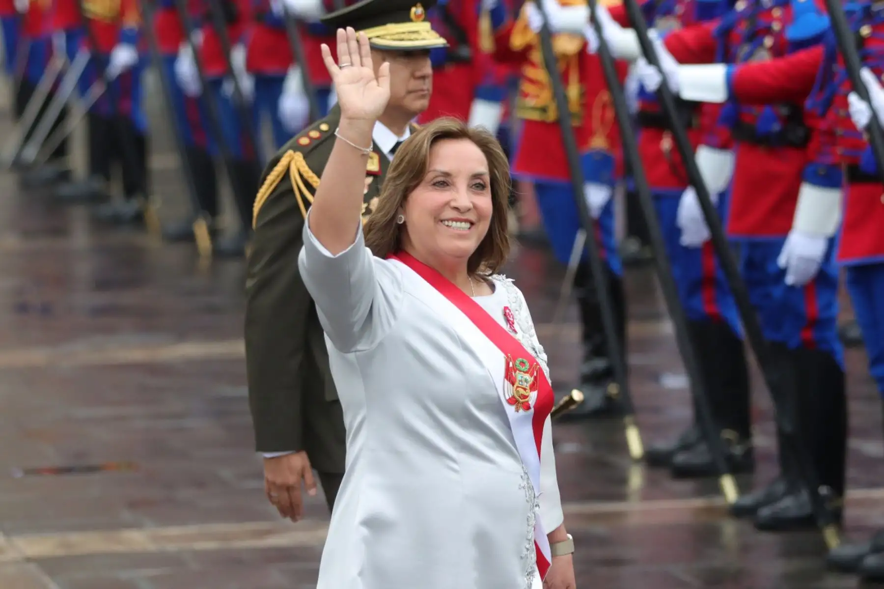 La presidenta de la República, Dina Boluarte, saluda a la prensa en los exteriores de Palacio de Gobierno camino a la misa Te Deum durante el Día de la Independencia de Perú en Lima. 
Foto: ANDINA/Lino Chipana