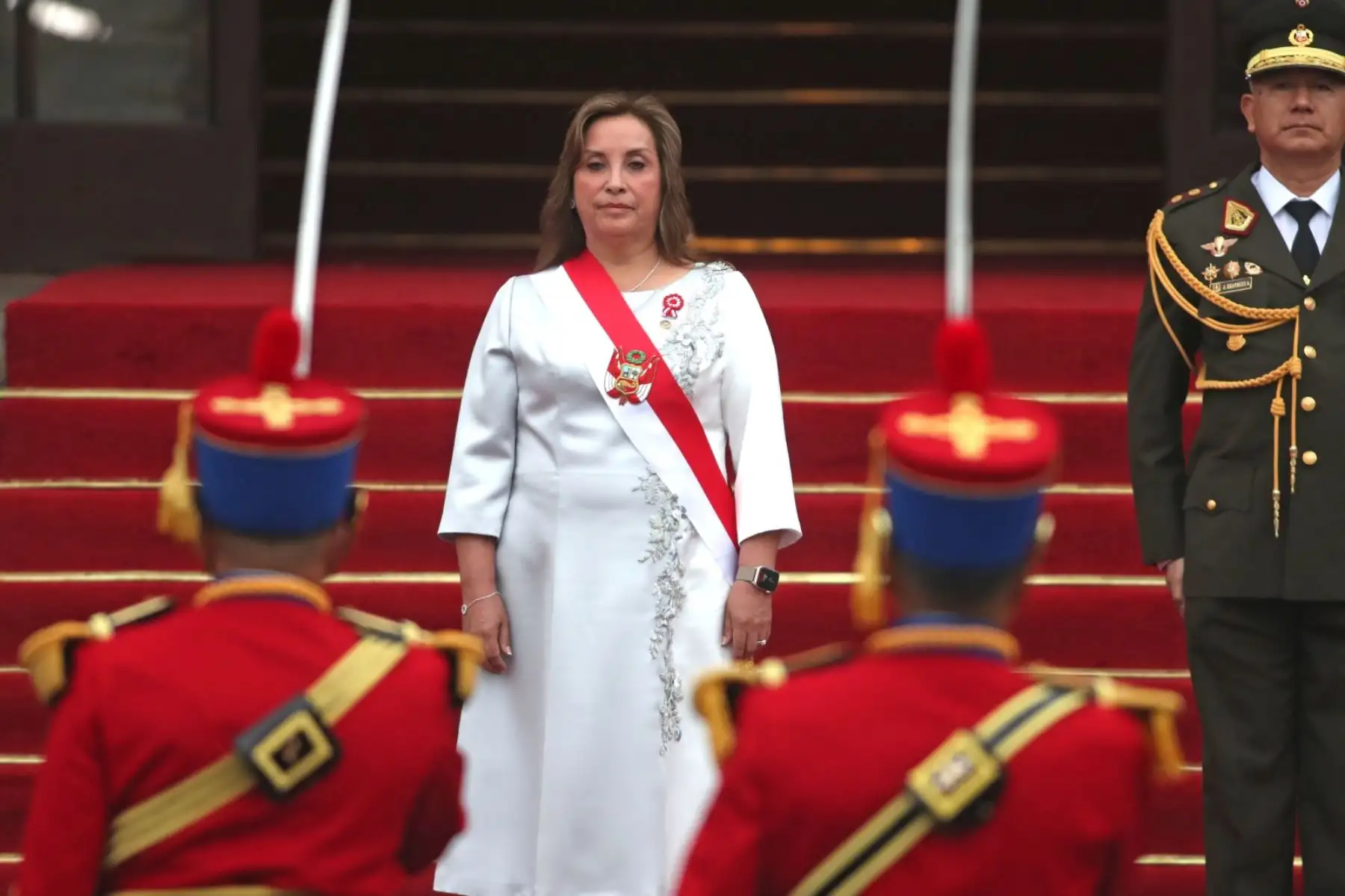La presidenta de la República, Dina Boluarte, saluda a la prensa en los exteriores de Palacio de Gobierno camino a la misa Te Deum durante el Día de la Independencia de Perú en Lima. 
Foto: ANDINA/Lino Chipana