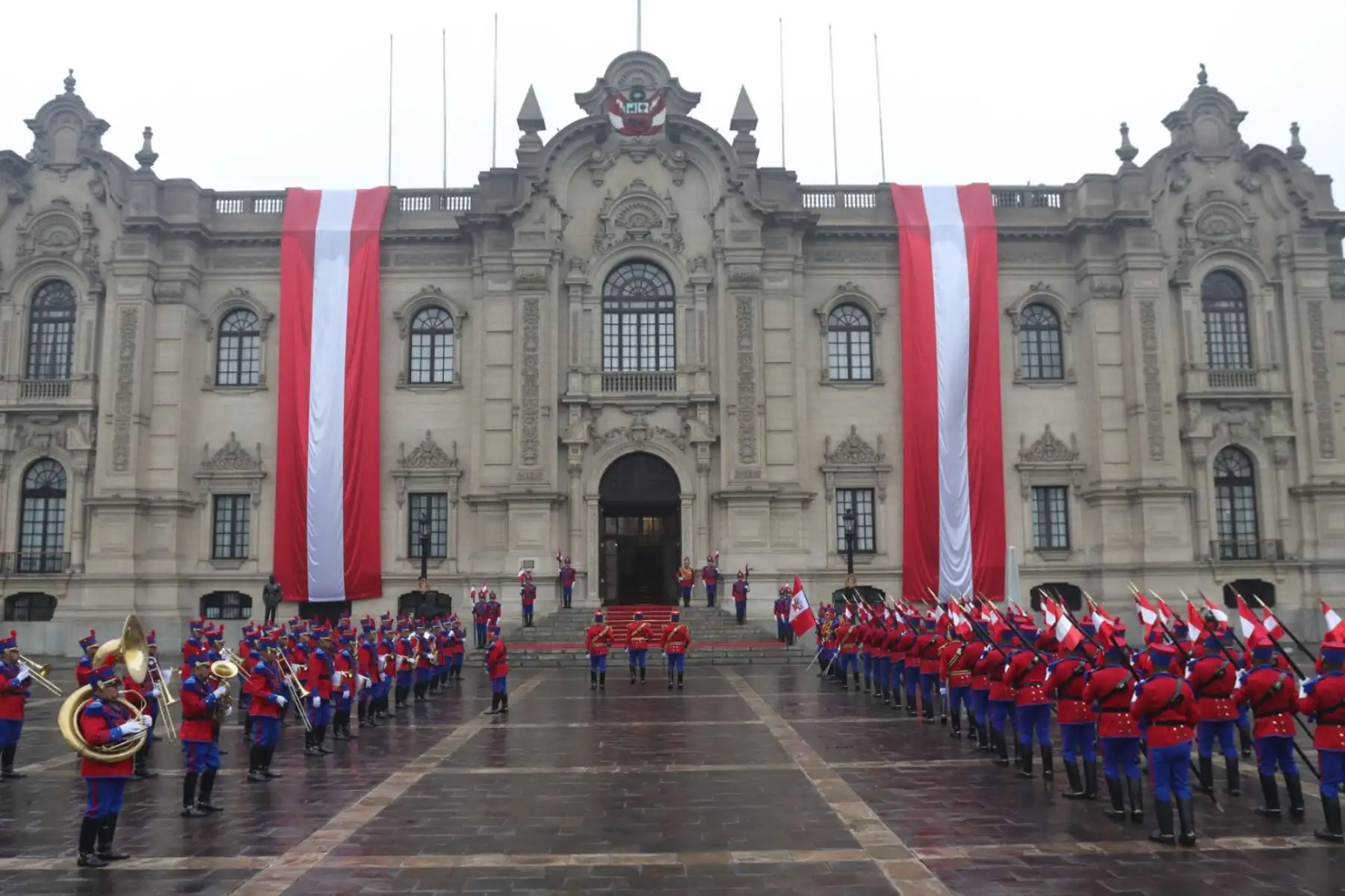 La presidenta de la República, Dina Boluarte, saluda a la prensa en los exteriores de Palacio de Gobierno camino a la misa Te Deum durante el Día de la Independencia de Perú en Lima. 
Foto: ANDINA/Lino Chipana