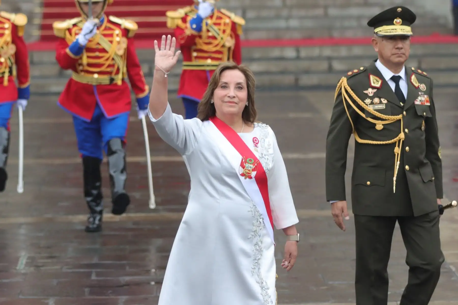 La presidenta de la República, Dina Boluarte, saluda a la prensa en los exteriores de Palacio de Gobierno camino a la misa Te Deum durante el Día de la Independencia de Perú en Lima. 
Foto: ANDINA/Lino Chipana